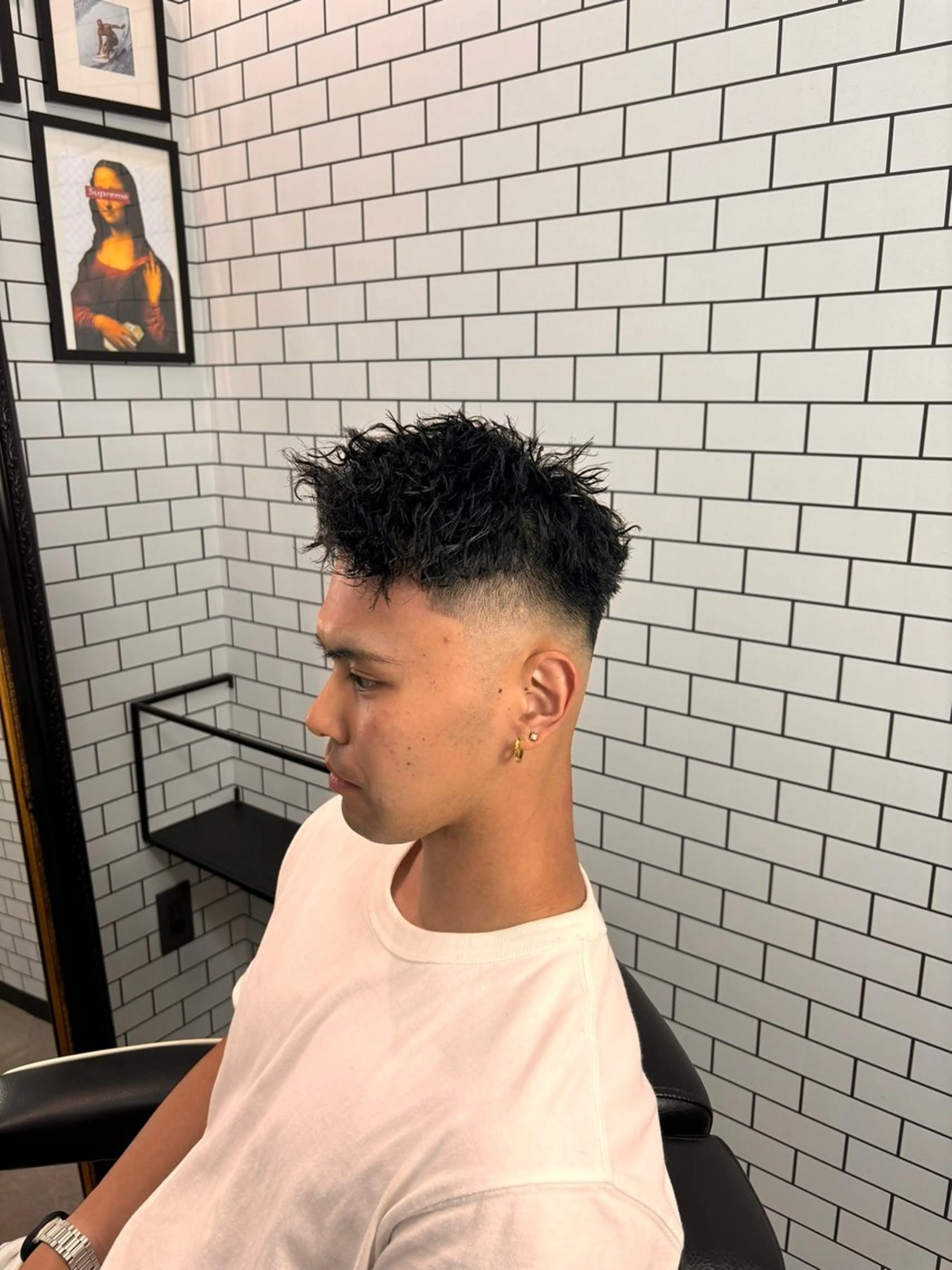 ショート パーマ メンズ フェードカット メンズパーマ スキンフェード メンズツイストパーマ ツイストパーマ 戸辺 羅夢のヘアスタイル