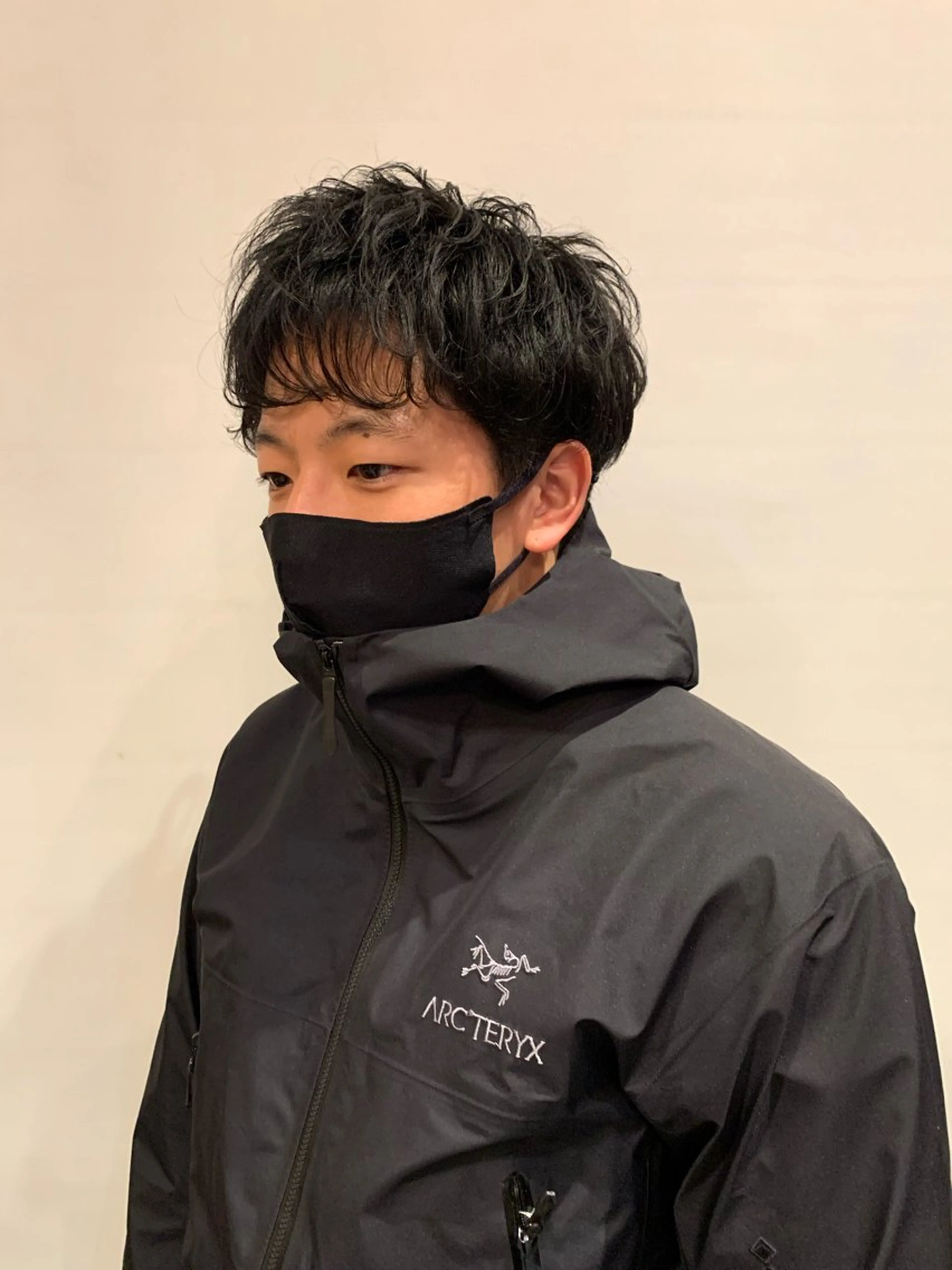 ショート パーマ メンズ 曲がる縮毛矯正 センターパートのヘアスタイル