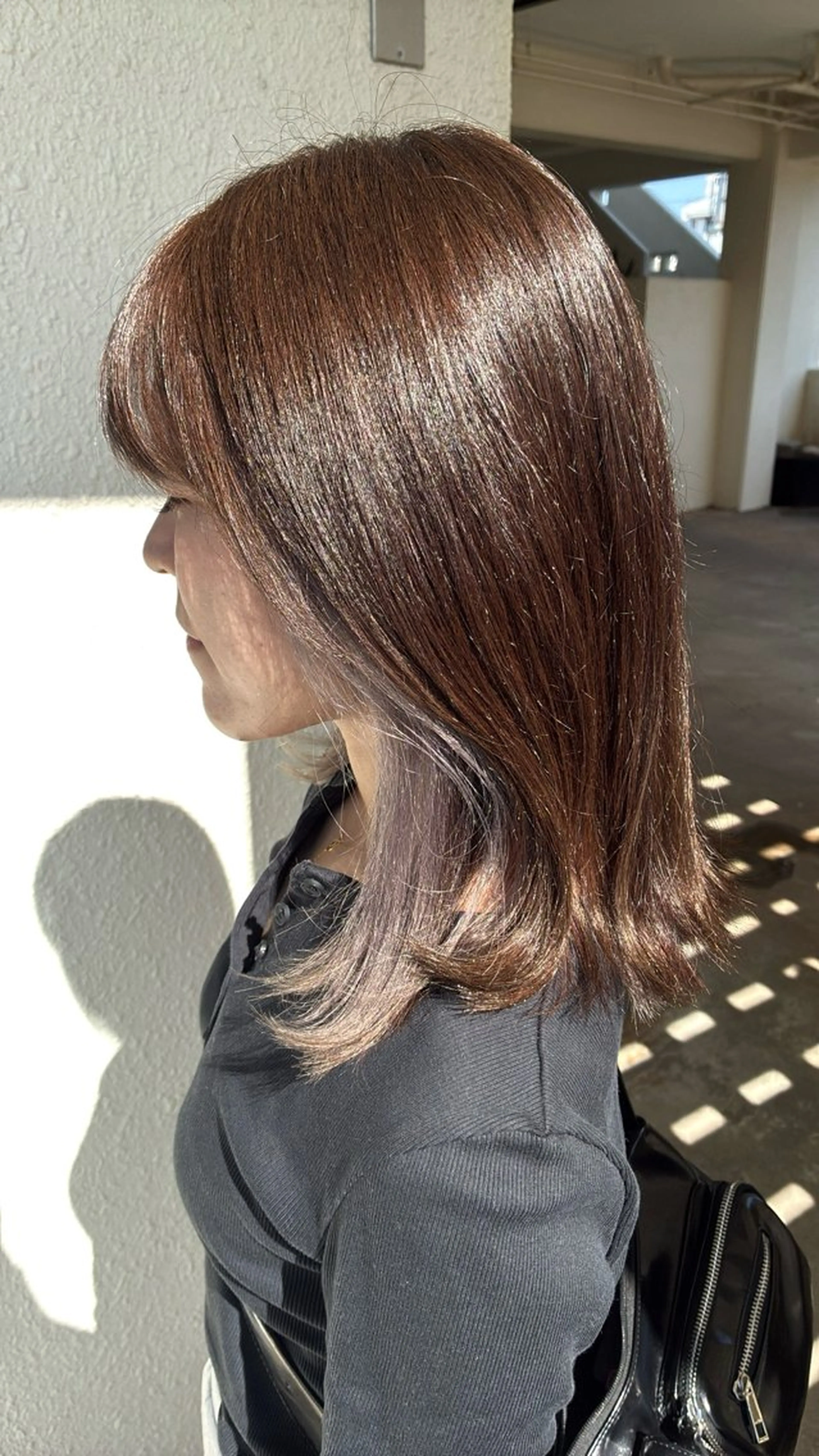 ミディアム カラー ブリーチ インナーカラー シルバー 長浜 小晴のヘアスタイル