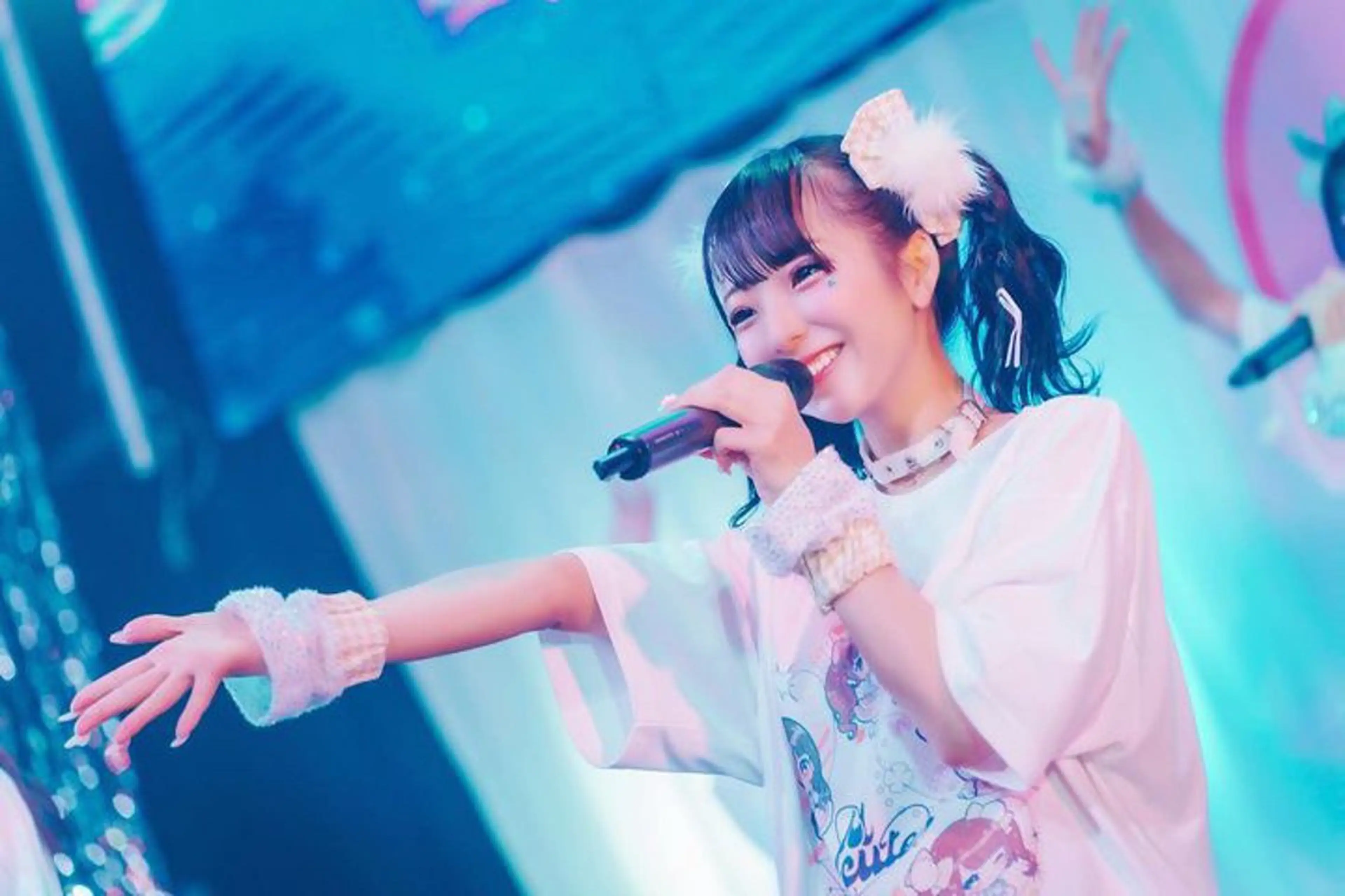 セミロング カラー シールエクステ ブリーチ ダブルカラー イヤリングカラー ハイライトカラー カット ヘアカラー トリートメント 🧸髪質改善ケアカラ ー/アイドル前髪🧸のヘアスタイル