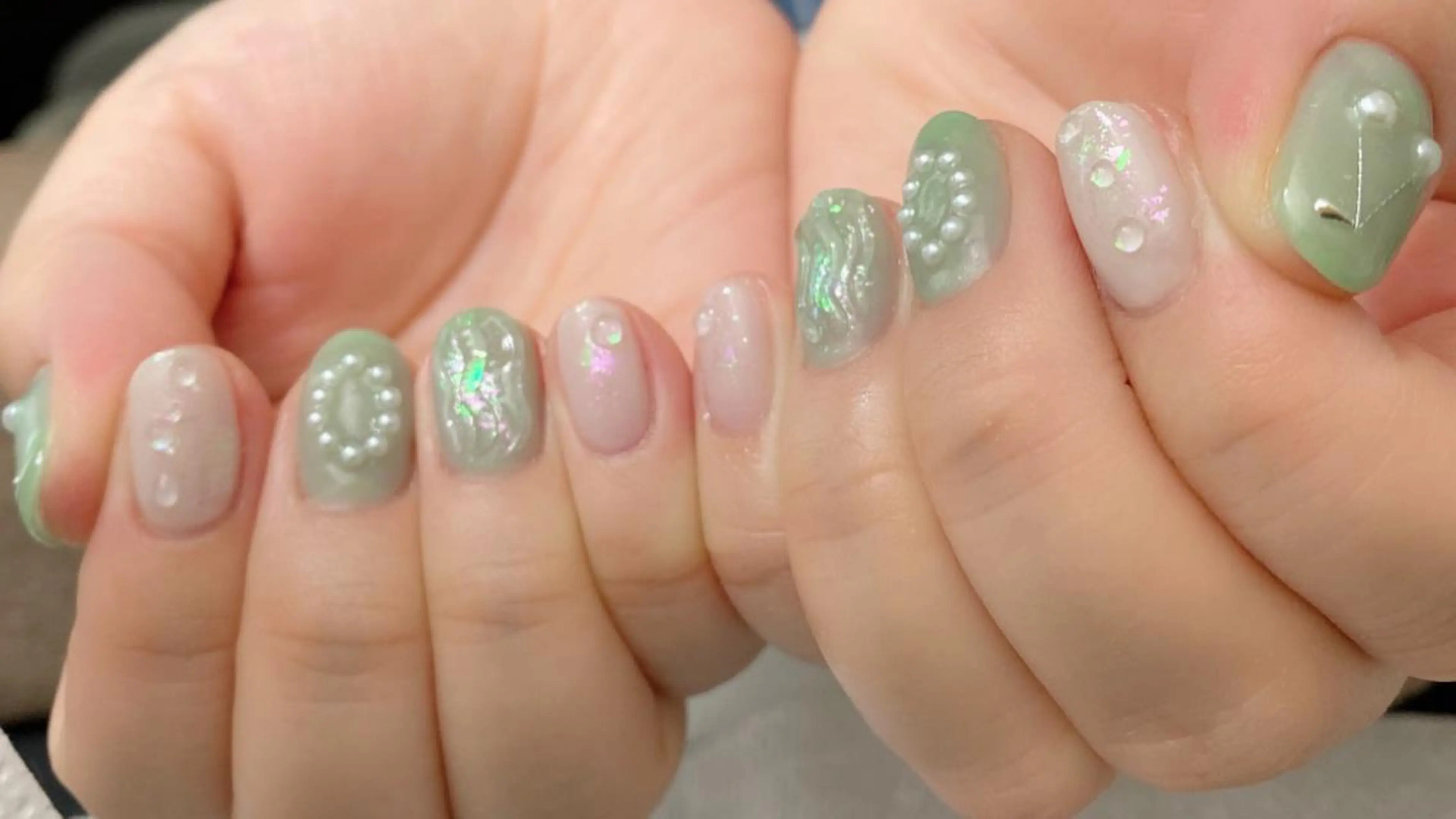 ネイル オーロラネイル クリアネイル グリーン ニュアンスネイル 春ネイル ハンドネイル ハンドケア u sのネイルデザイン