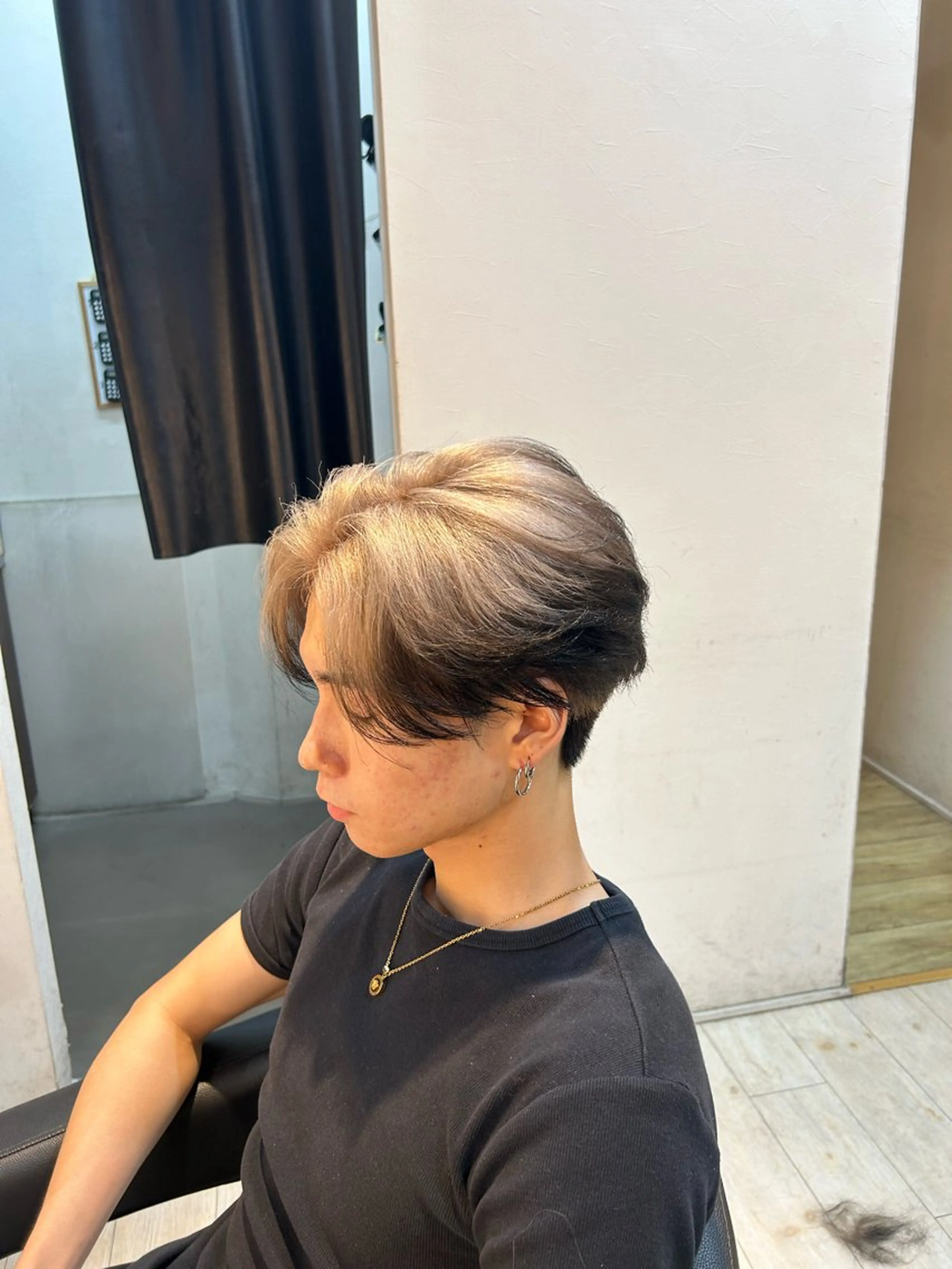 カラー メンズ センターパート ベージュカラー 黒髪 ホワイトベージュ カット ヘアカラー トリートメント 有働由良／ハイトーン ／韓国メンズヘアのヘアスタイル