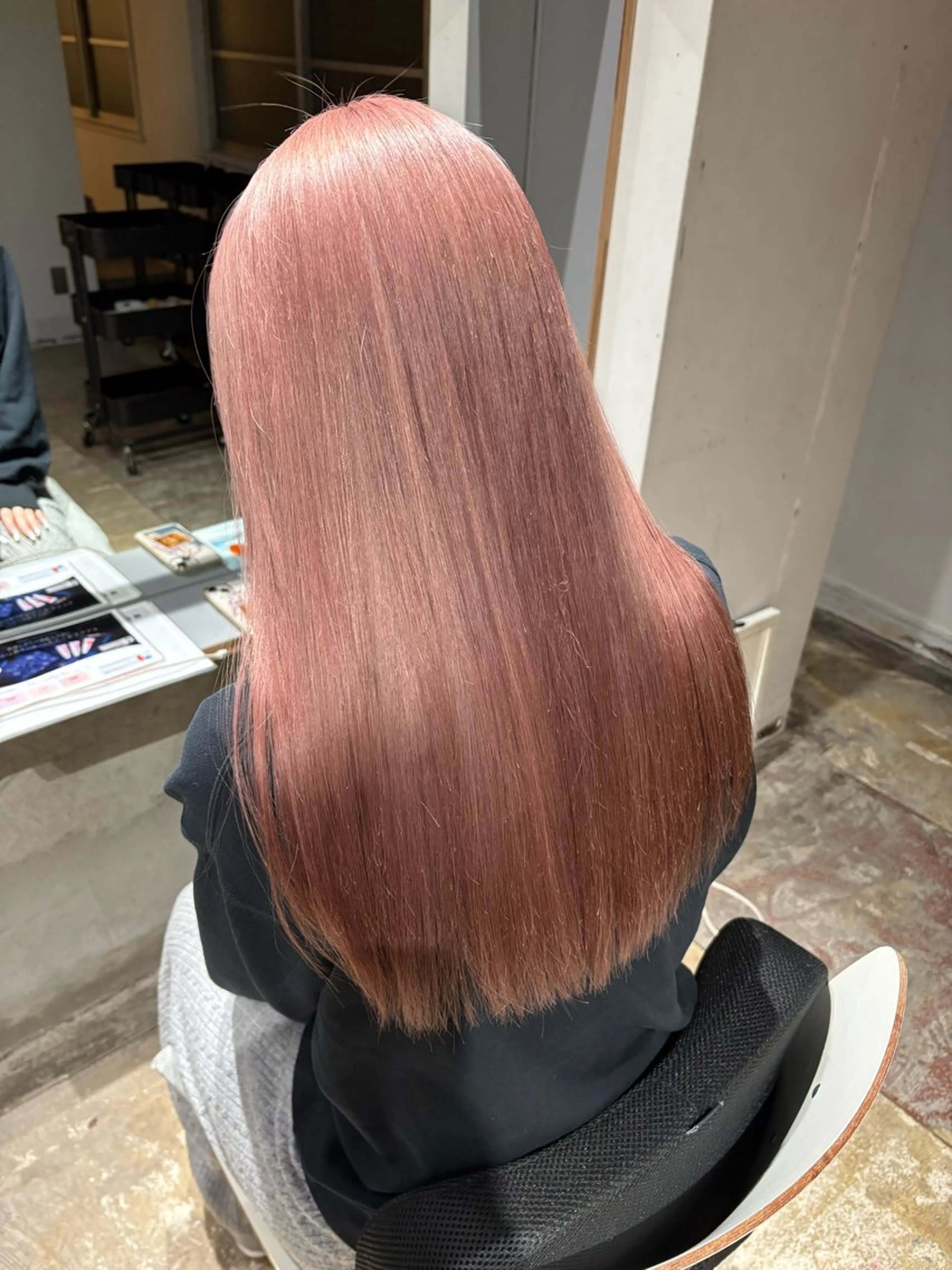 ロング カラー ベージュカラー ブリーチ ピンクカラー ピンクベージュ ヘアカラー 玉置 七海のヘアスタイル