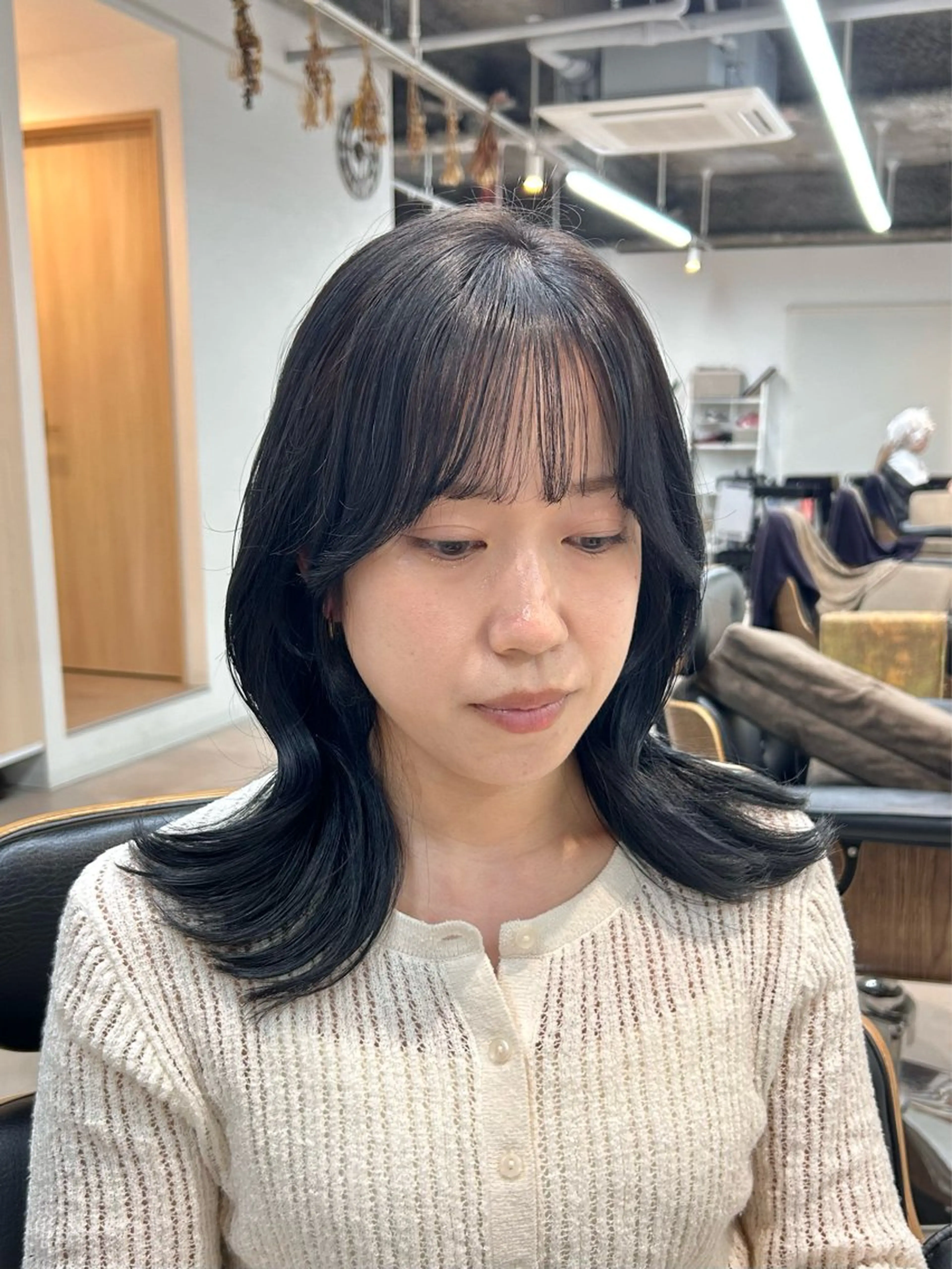 セミロング カラー 黒髪 ブルーカラー ブルーブラック くびれヘア 艶カラー/レイヤー/ ハイトーン/まなみのヘアスタイル