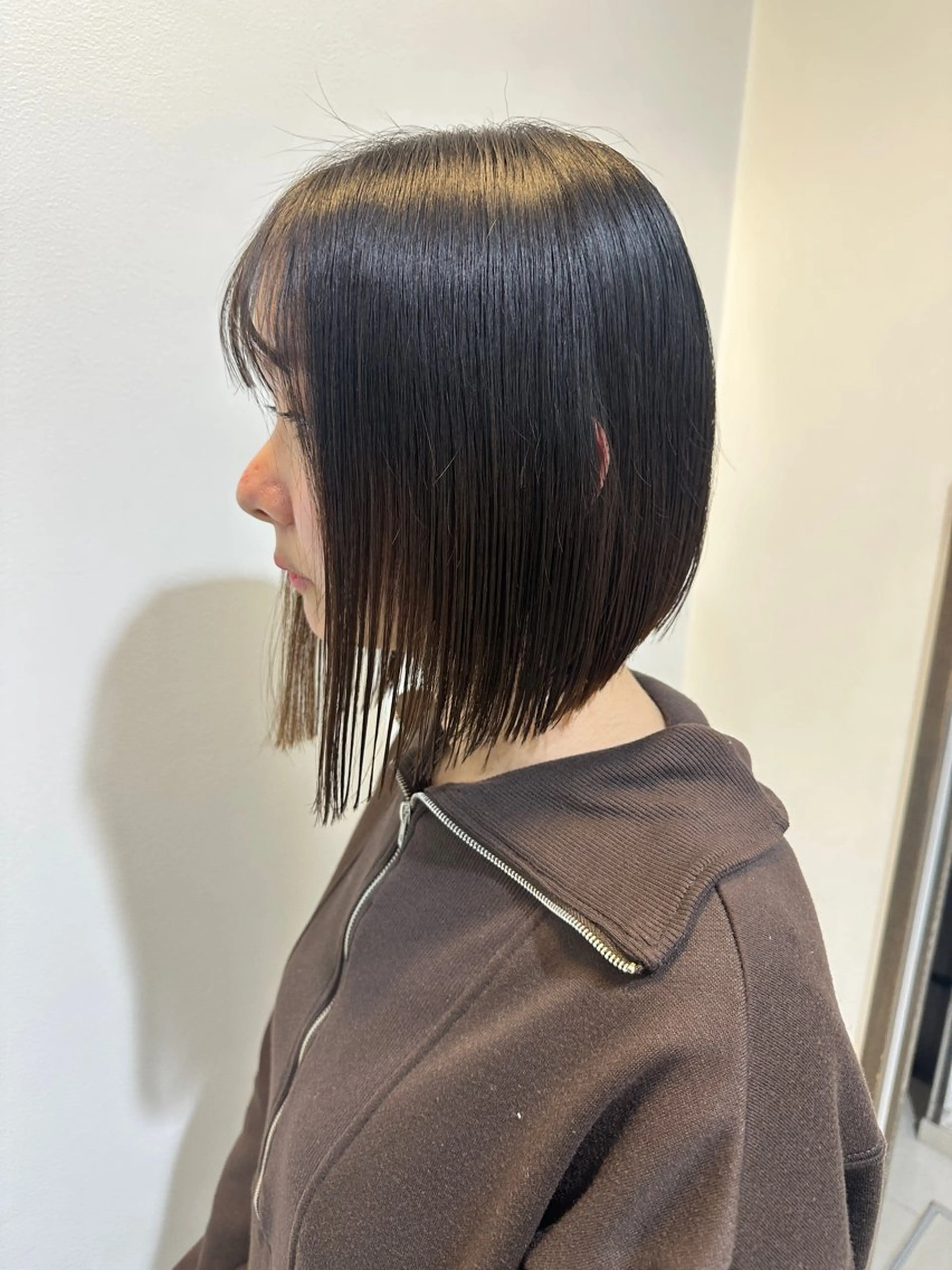 ミディアム ボブ レイヤー 艶々カラーのヘアスタイル