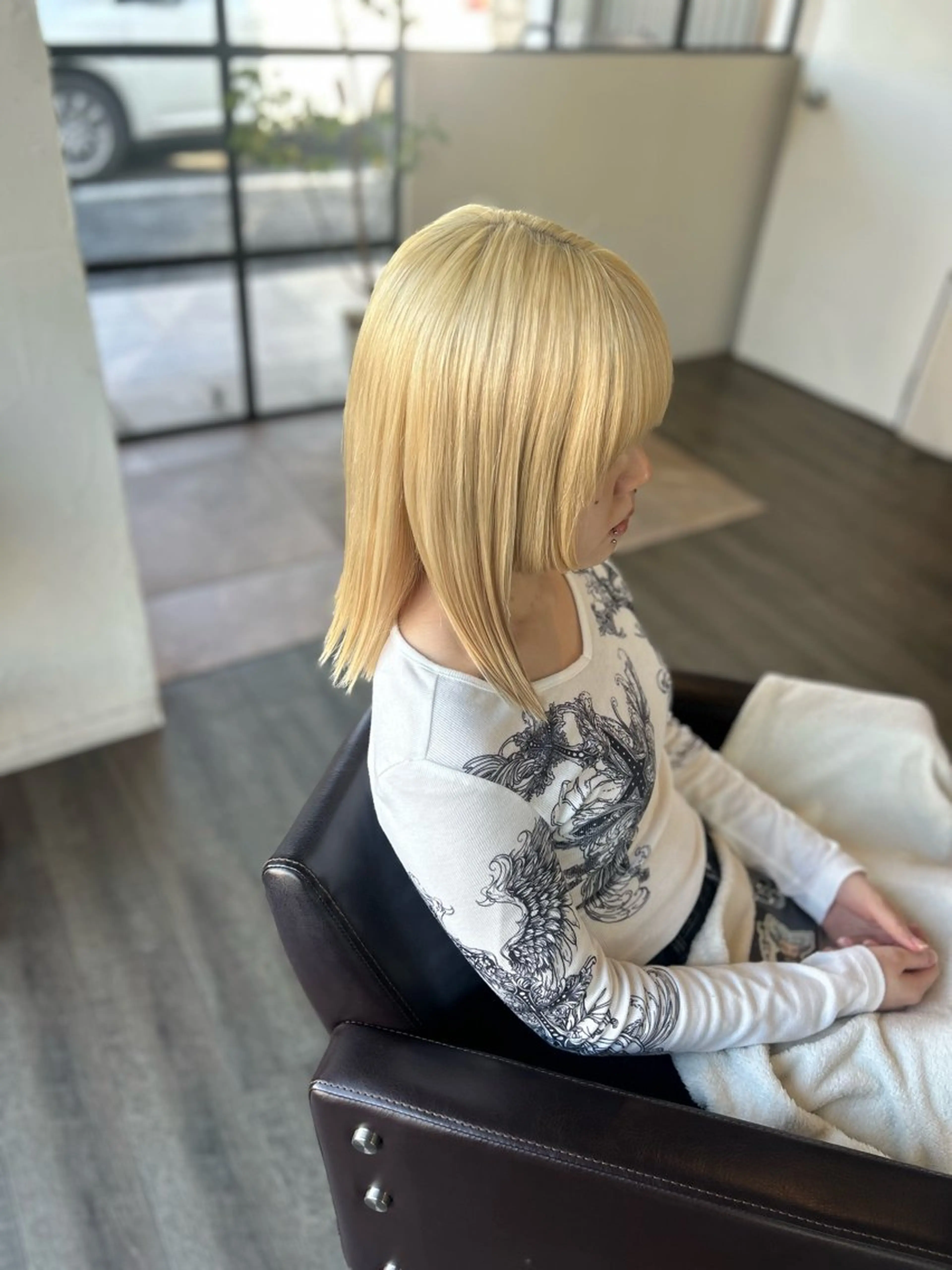 ロング カラー 抜きっぱなしブロンド ブロンド カット ヘアカラー 井上 花音のヘアスタイル