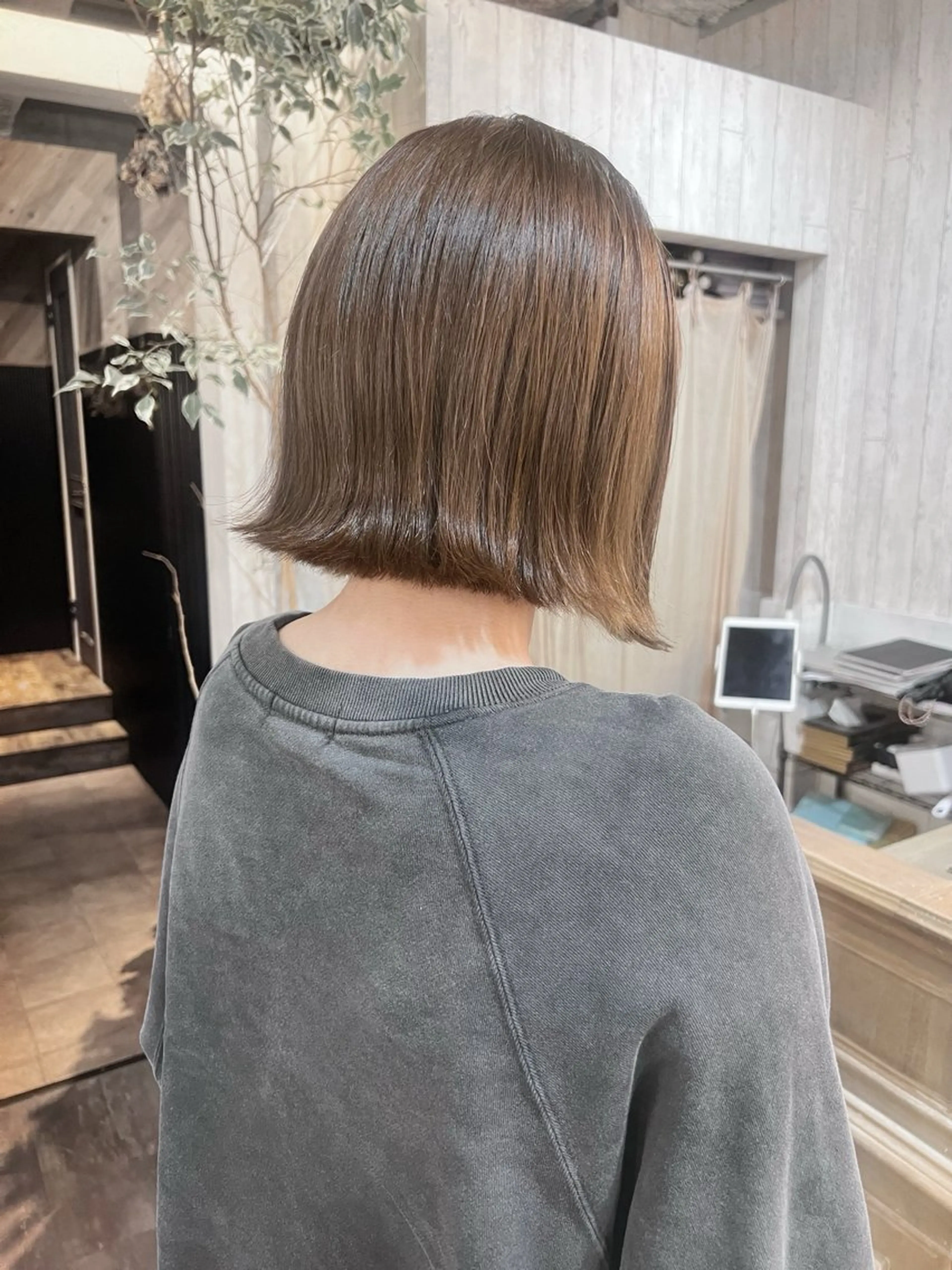 ショート カラー 切りっぱなしボブ アディクシーカラー アッシュ ベージュカラー ブリーチ ヘアカラー 初めてでも失敗しない 透明感カラー Miiのヘアスタイル