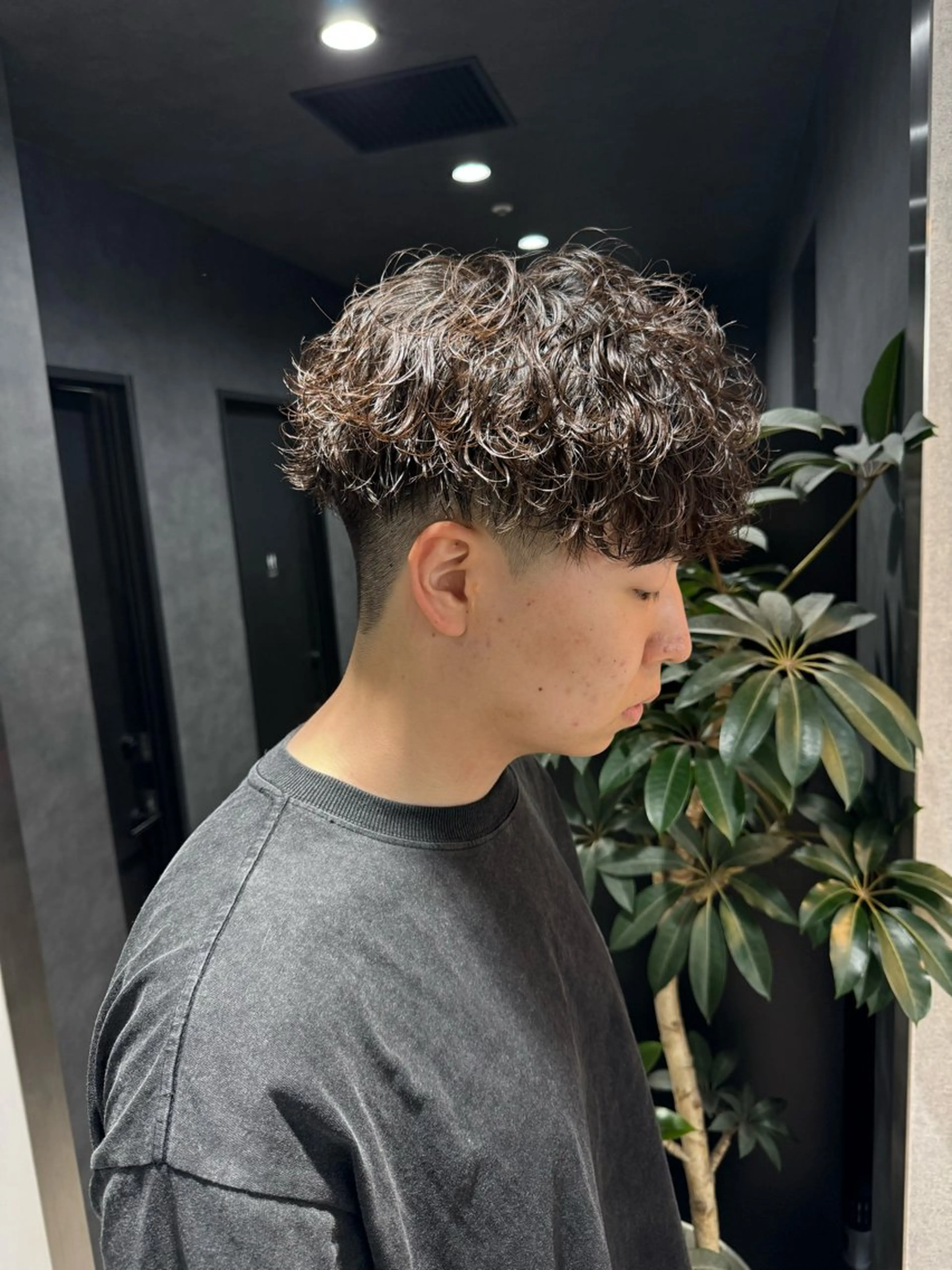 ショート パーマ ヘアアレンジ メンズ メンズブリーチ センターパート メンズハイライト メンズハイトーン マッシュ スパイキー/フェザー /波巻き/かいとのヘアスタイル