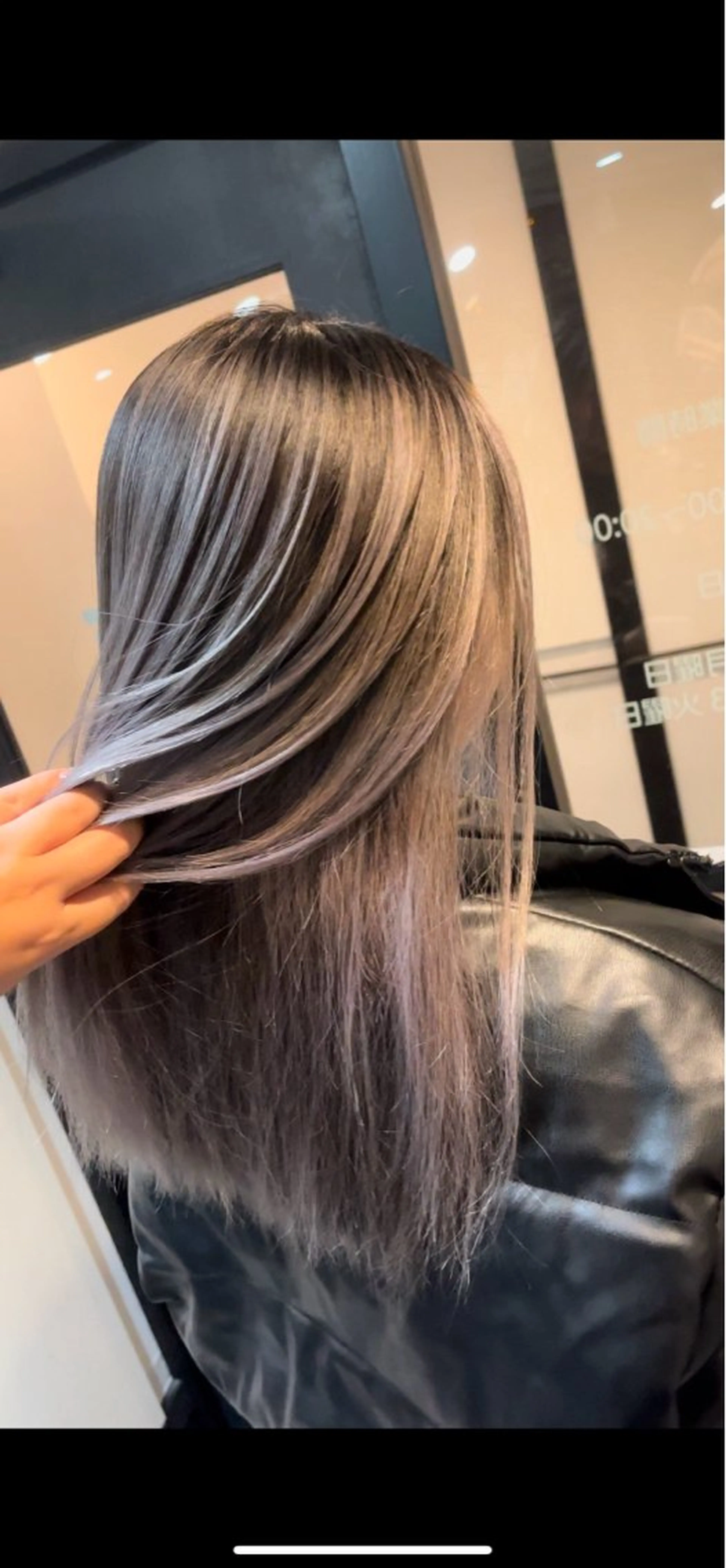 ミディアム レイヤーカット ブリーチ縮毛矯正 LAFFYuiのヘアスタイル