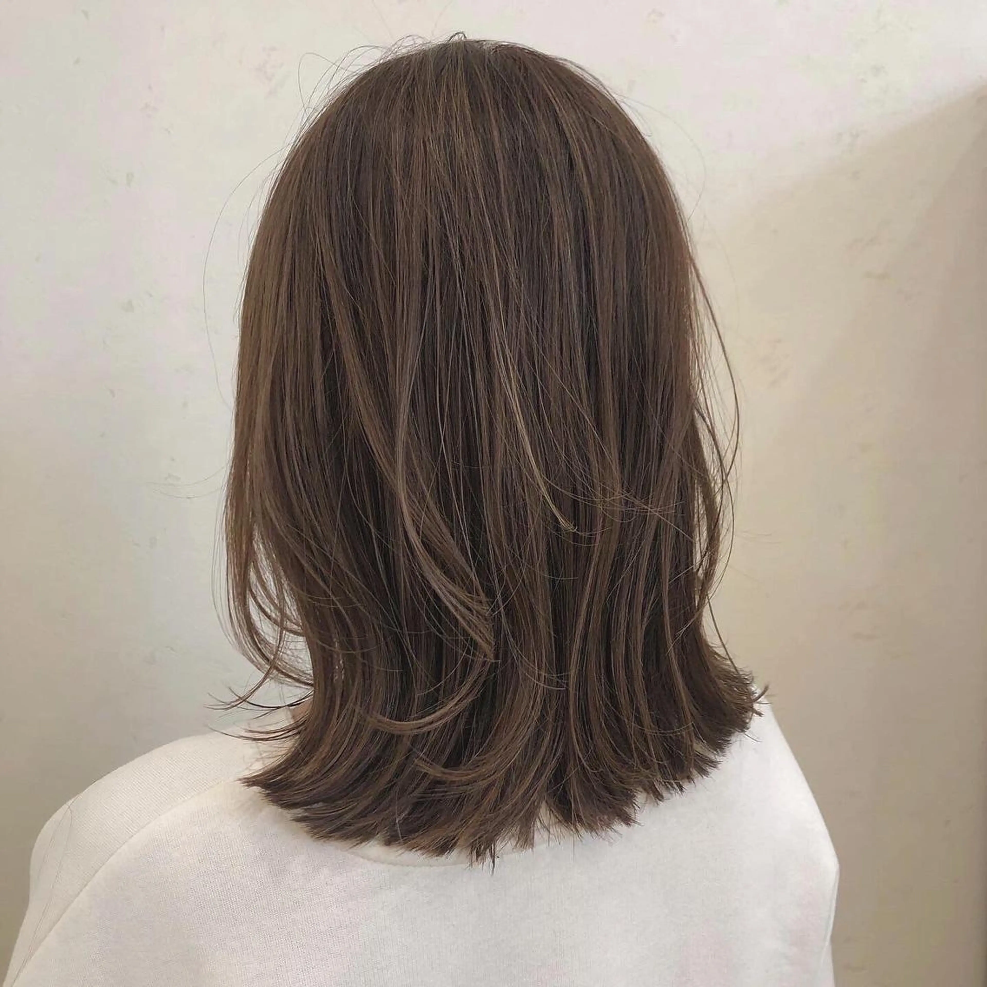 ミディアム カラー パーマ ヘアアレンジ ベージュカラー ハイライトカラー ハイライト 外ハネヘア yukimi .のヘアスタイル