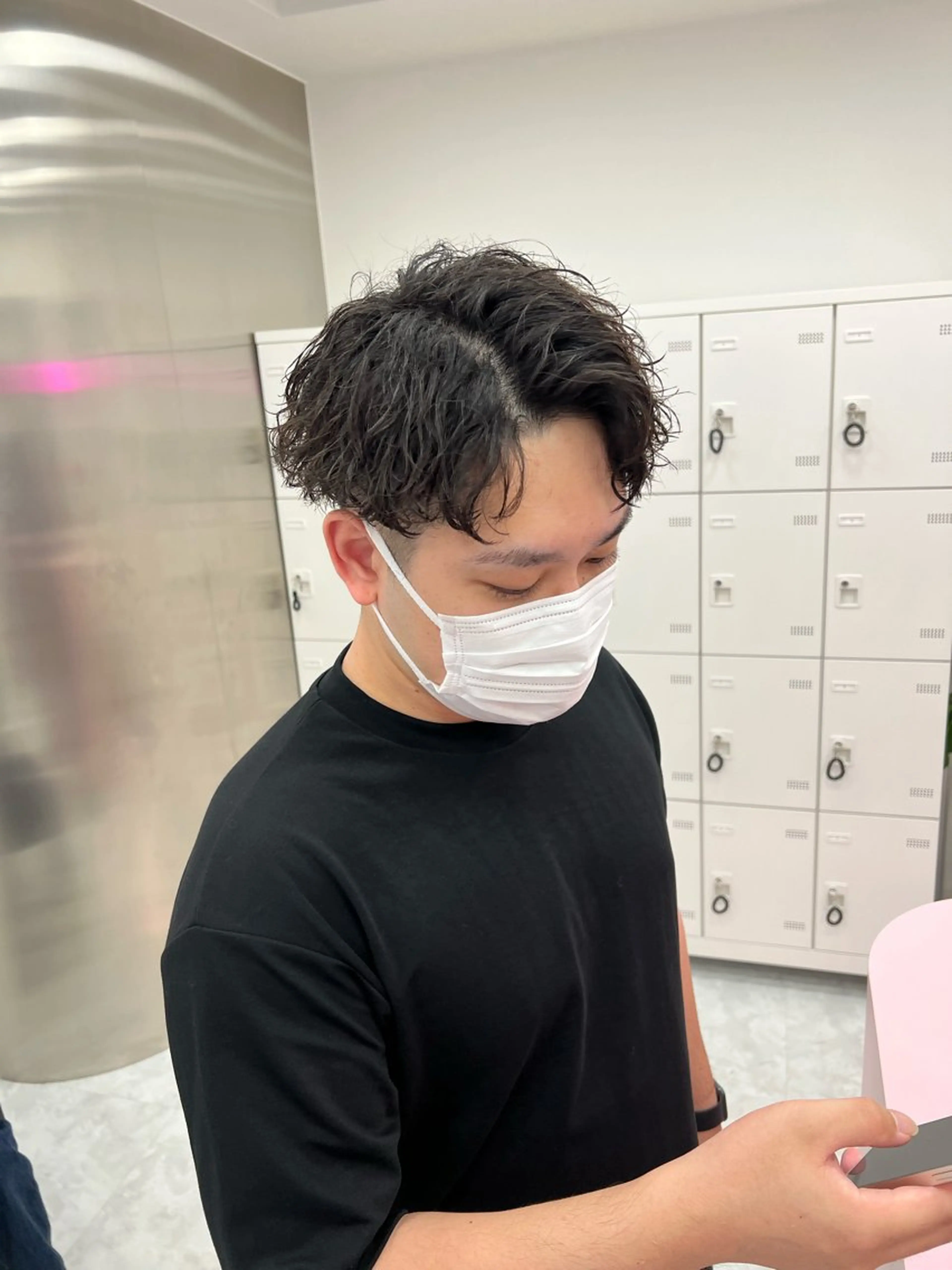 ミディアム パーマ メンズ ミディアムパーマ センターパート メンズ韓国風 韓国マッシュ マッシュウルフ メンズパーマ特化 TAIGAのヘアスタイル