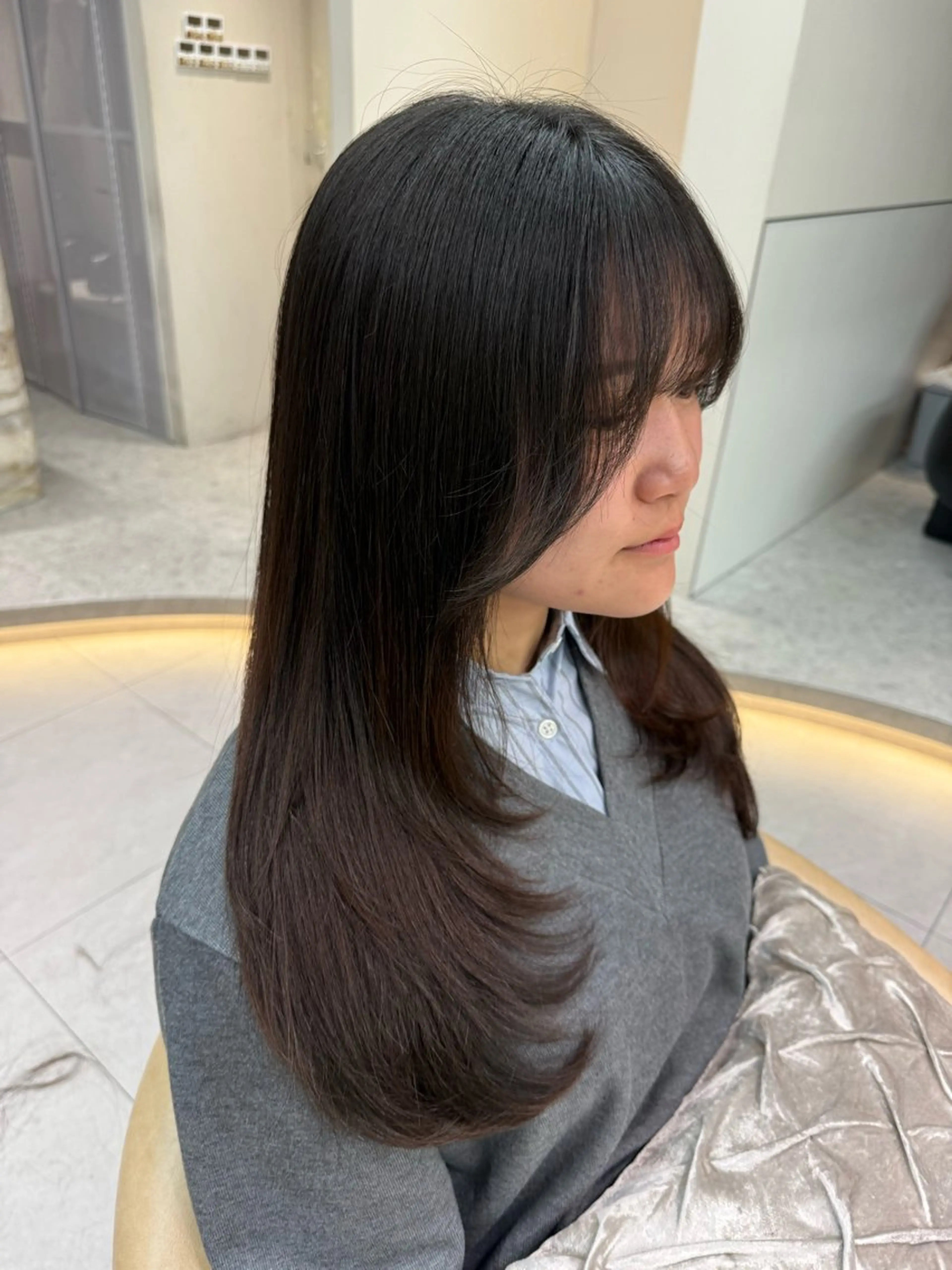 ロング レイヤーカット カット トリートメント shion 透明感カラーのヘアスタイル