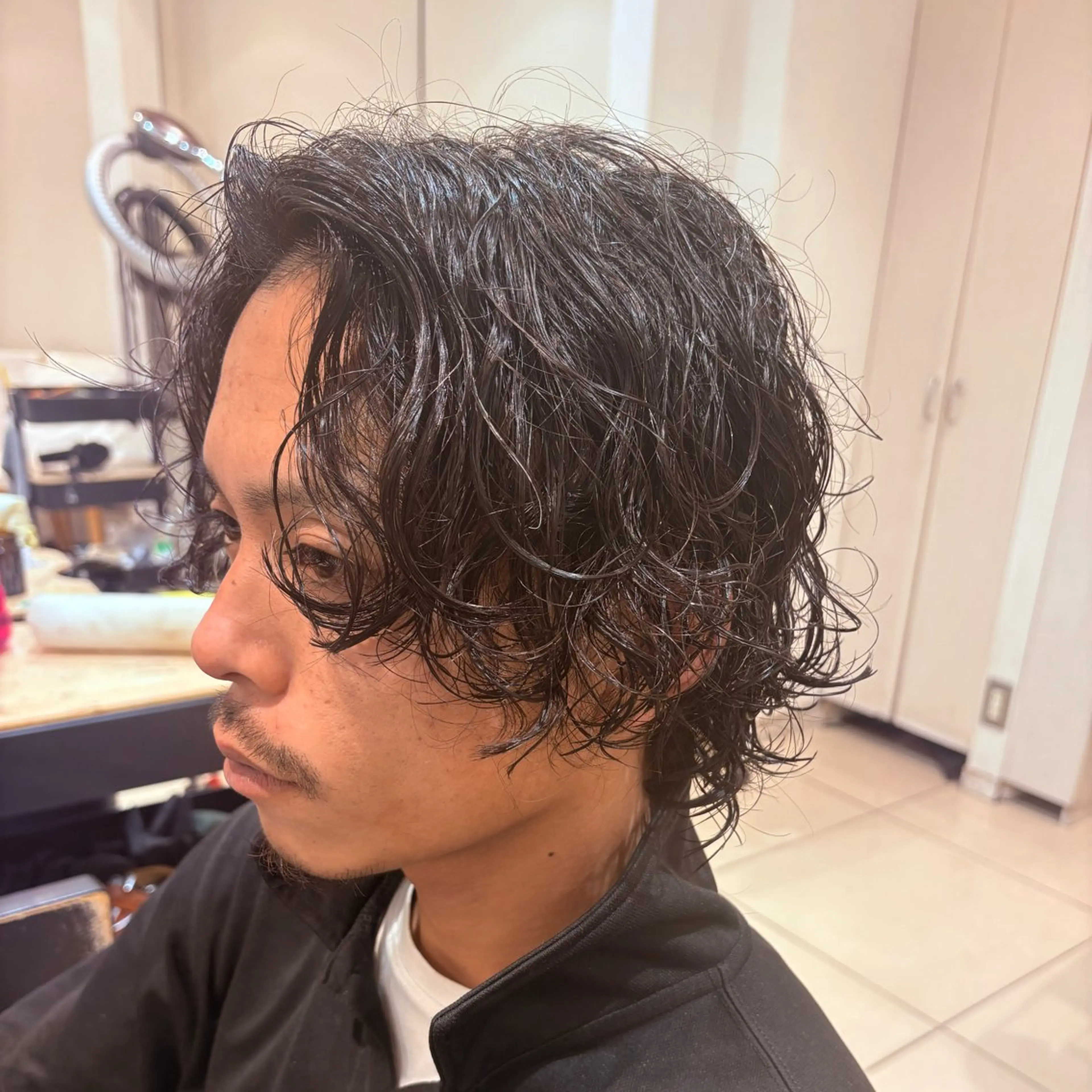 ミディアム パーマ メンズ ミディアムパーマ メンズパーマ ニュアンスパーマ カット パーマ 山田 桃華のヘアスタイル