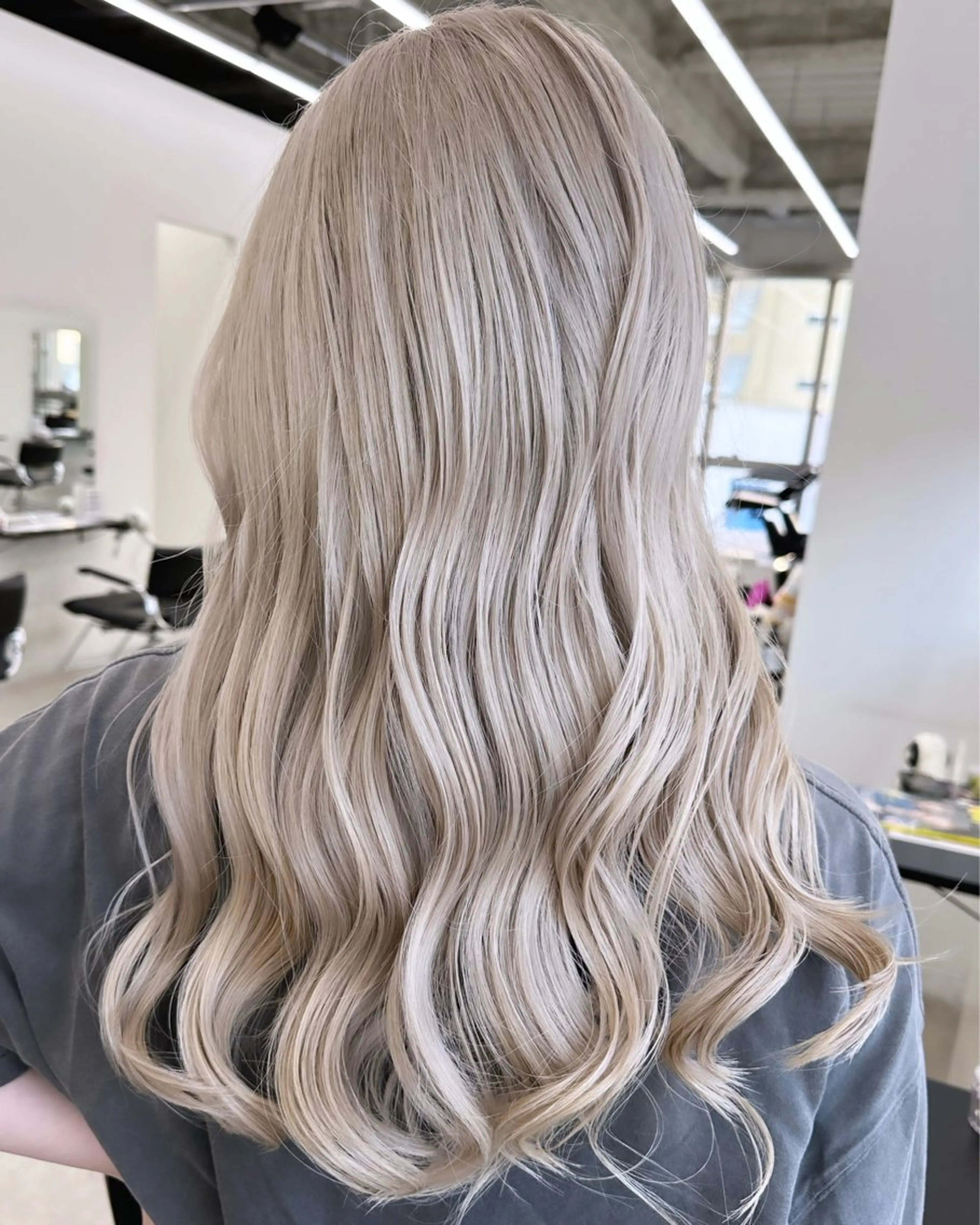 ロング カラー ヘアアレンジ ベージュカラー ブリーチ 抜きっぱなしブロンド ブロンド ブラウンカラー ヘアカラー 原宿ハイトーンカラー 🌼みるい🌼のヘアスタイル