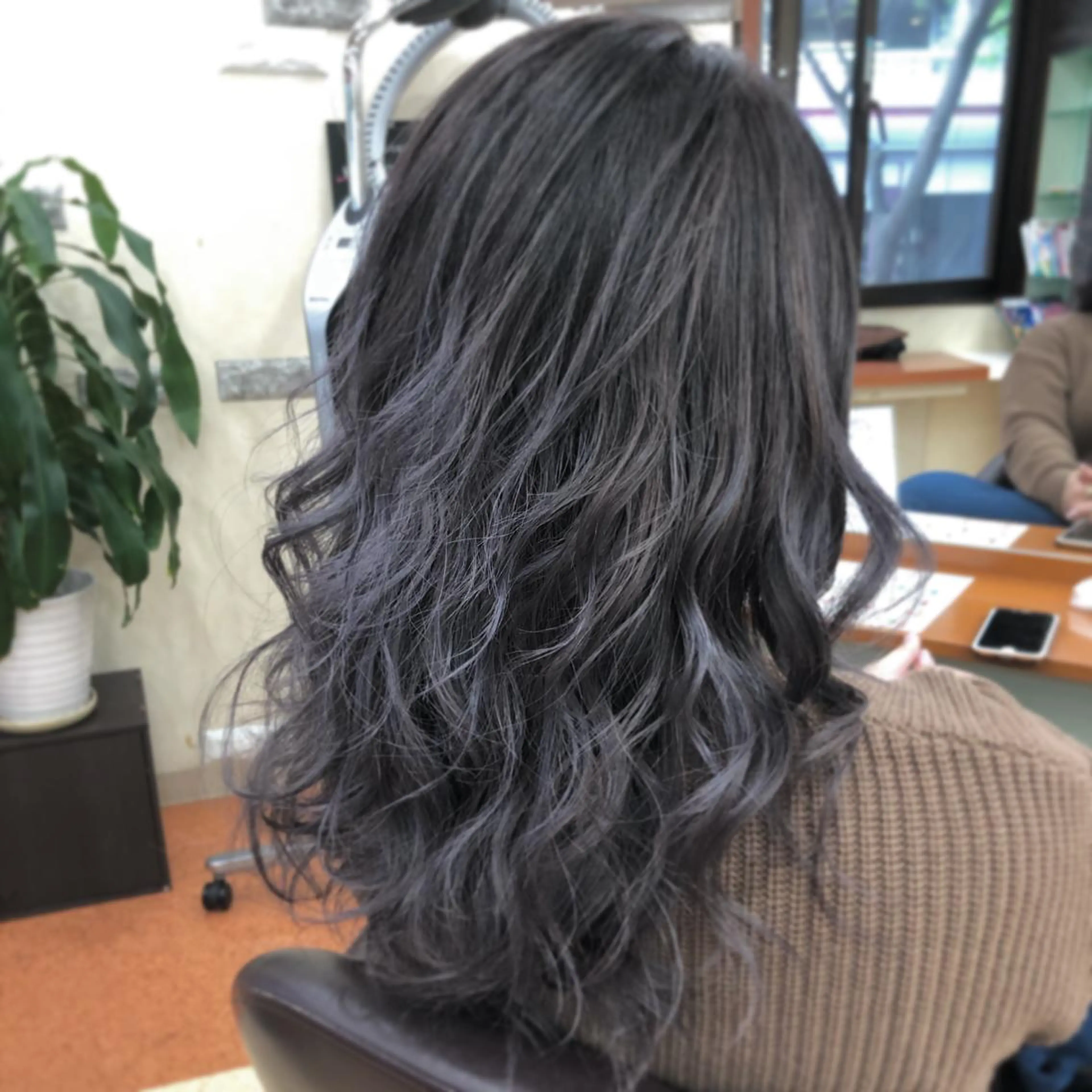 セミロング カラー アッシュ グラデーションカラー ハイライトカラー パープルカラー パープルアッシュ 【ニュアンスカラー・ 髪質改善】スズキカナのヘアスタイル
