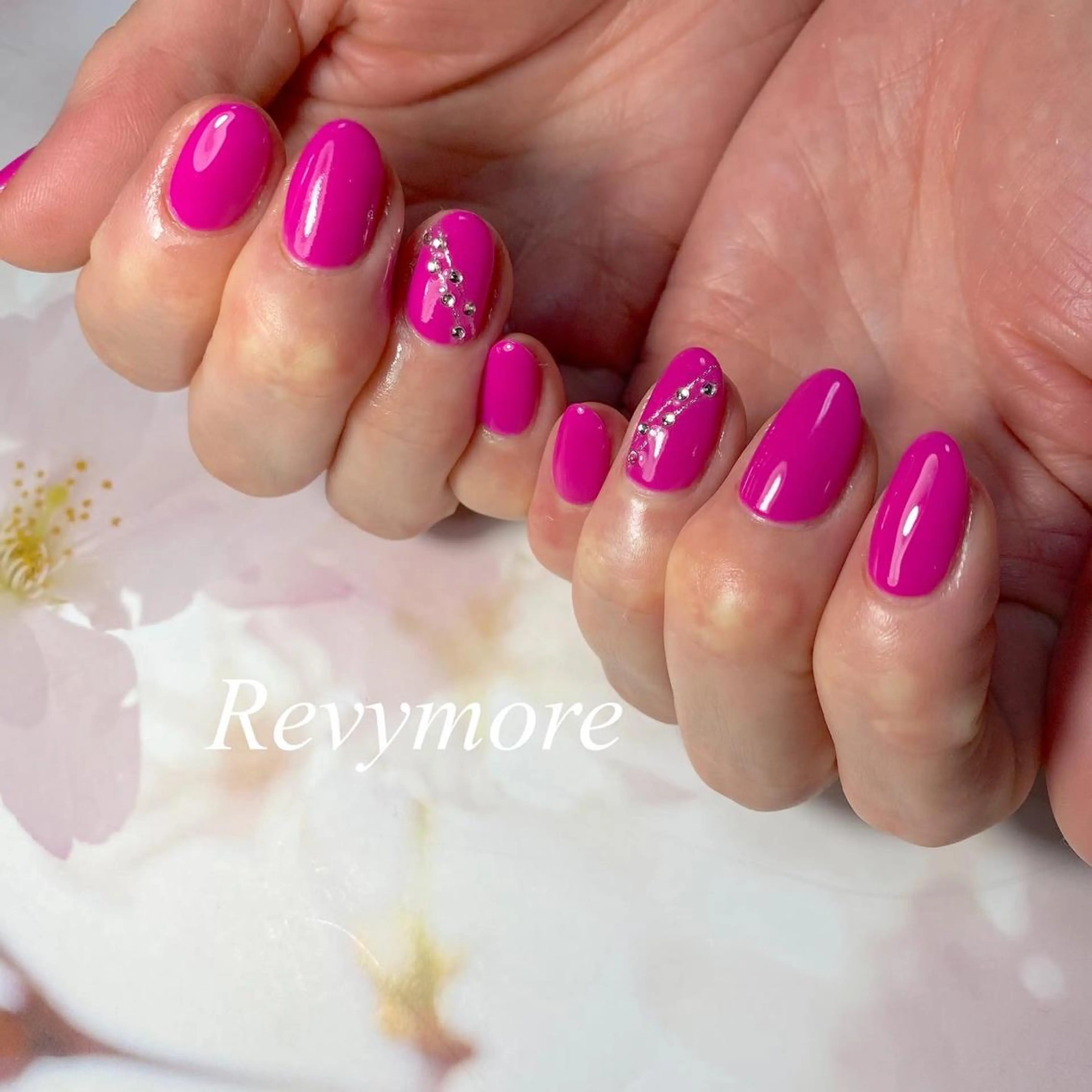 ミディアム ネイル ブルー ジェルネイル ニュアンスネイル オフィスネイル ワンカラーネイル nail salon Revymoreのネイルデザイン