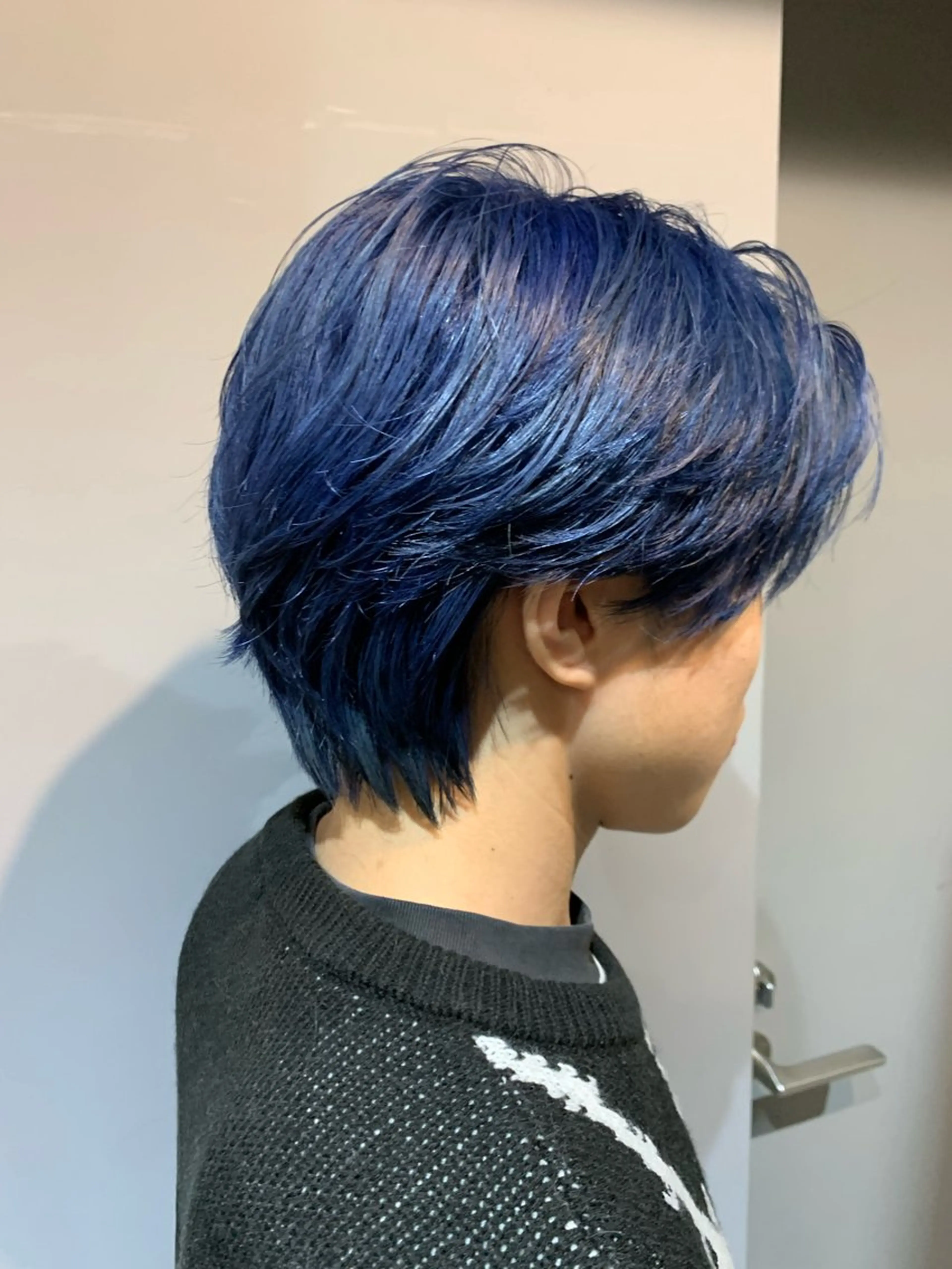 カラー メンズ メンズブリーチ センターパート メンズ韓国風 ブリーチ ブルーカラー 抜け感ダブルカラー miyukiのヘアスタイル