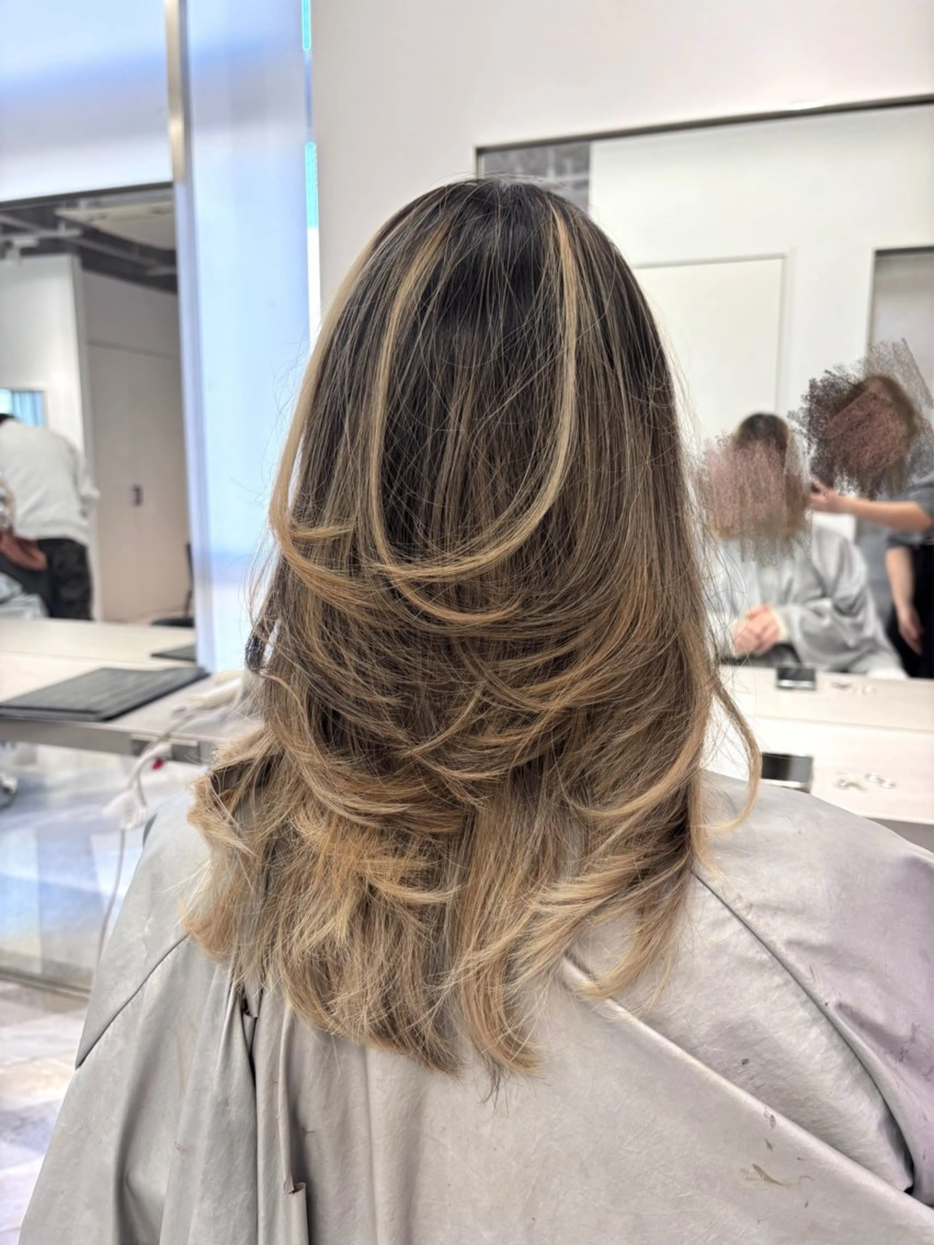 セミロング karin🪩海外風 バタフライカットのヘアスタイル