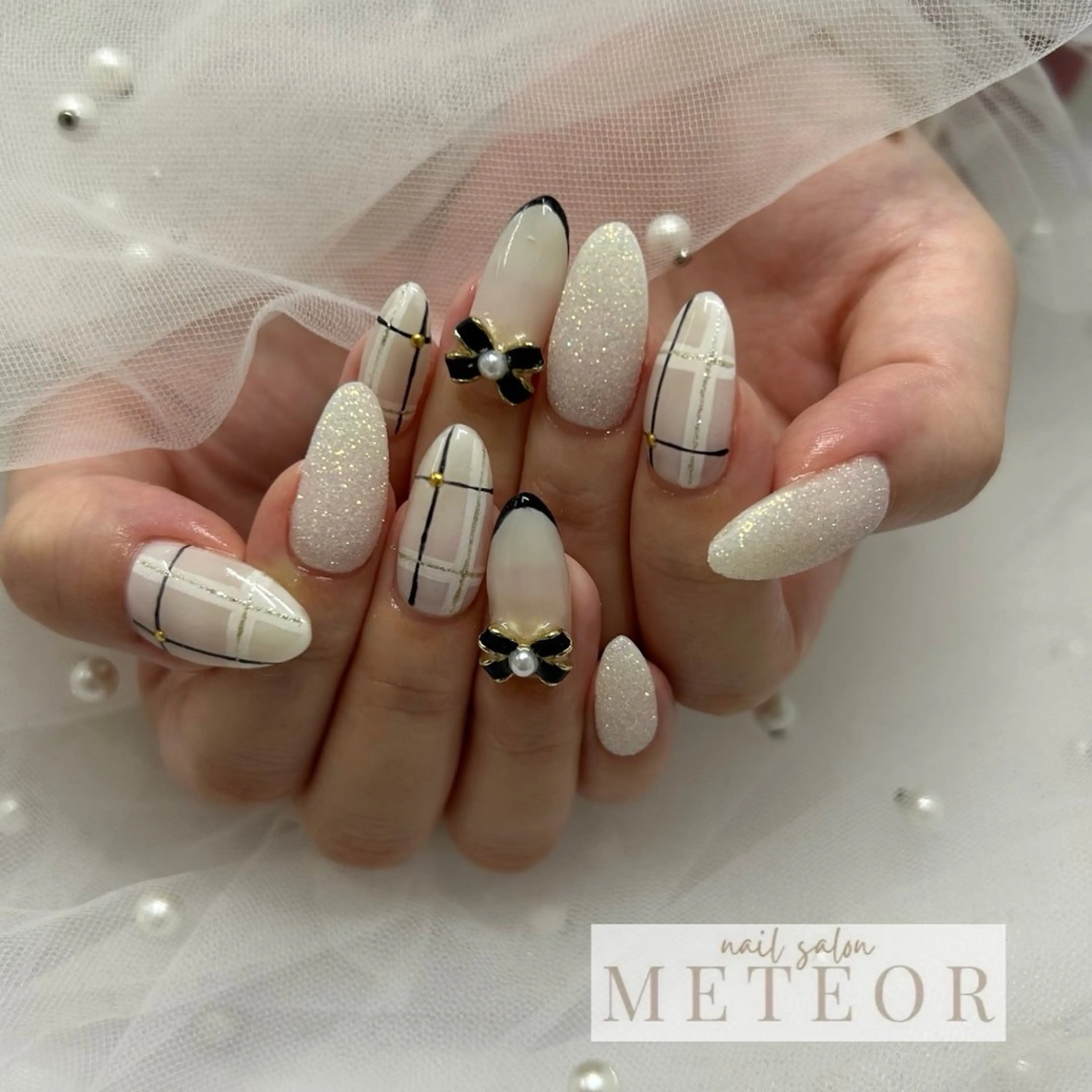 ネイル フレンチネイル リボン ワンホンネイル ホワイト 冬ネイル ハンドネイル METEOR💫 staffのネイルデザイン