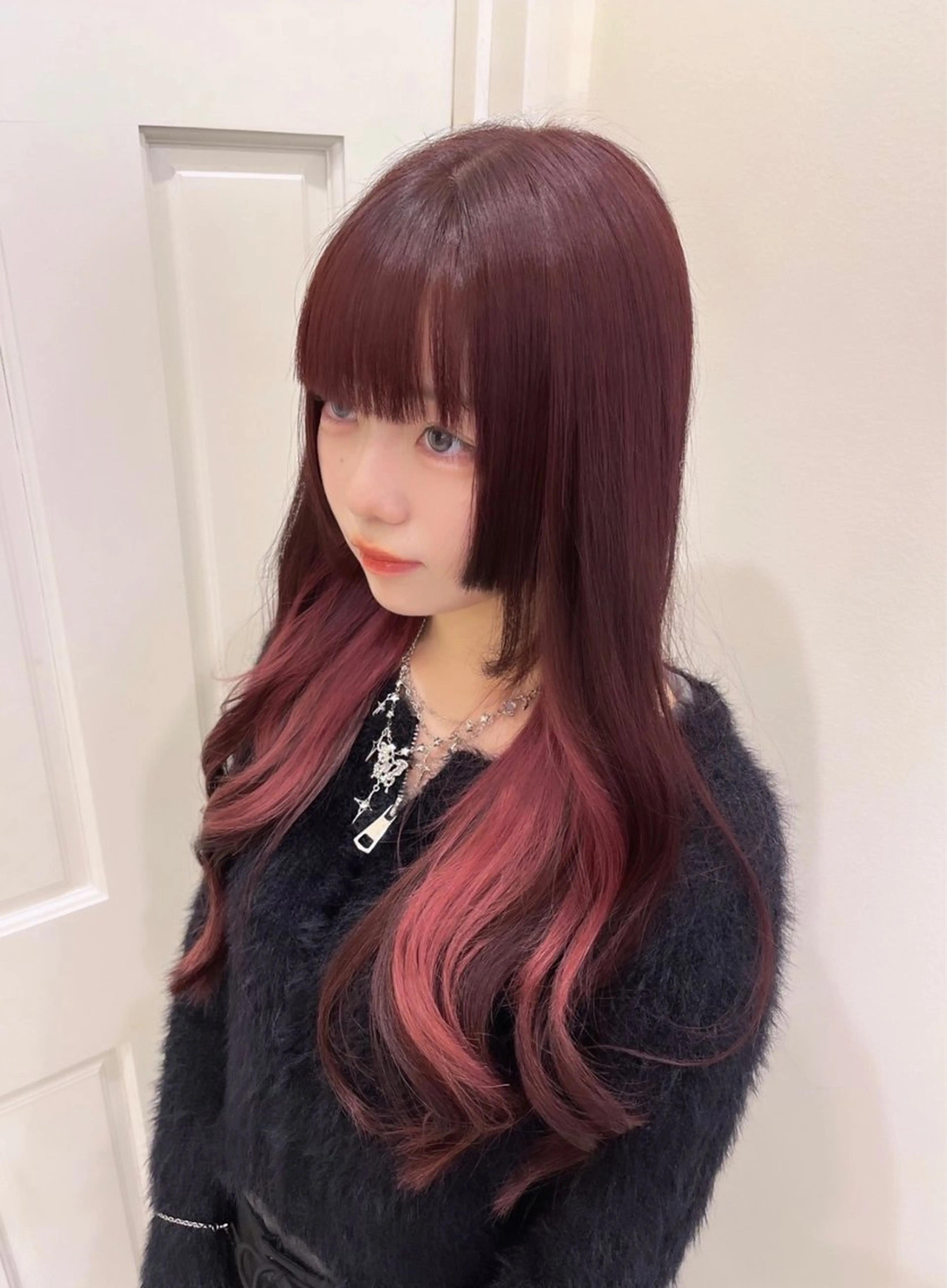 ロング カラー インナーカラー ピンクカラー ヘアカラー トリートメント りく　レイヤーカット ケアブリーチのヘアスタイル