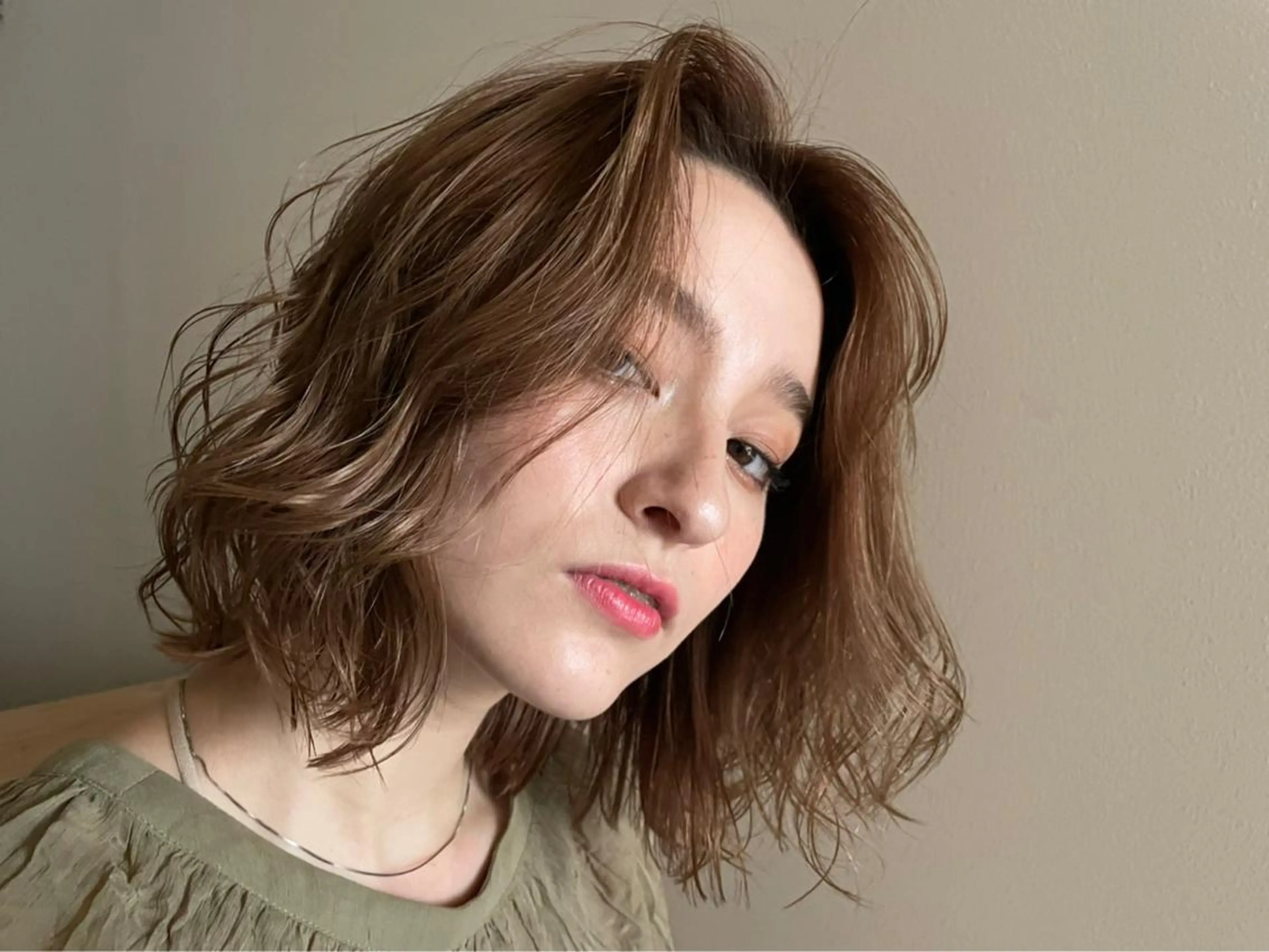 ミディアム nui三宮 白髪ぼかしモデルのヘアスタイル