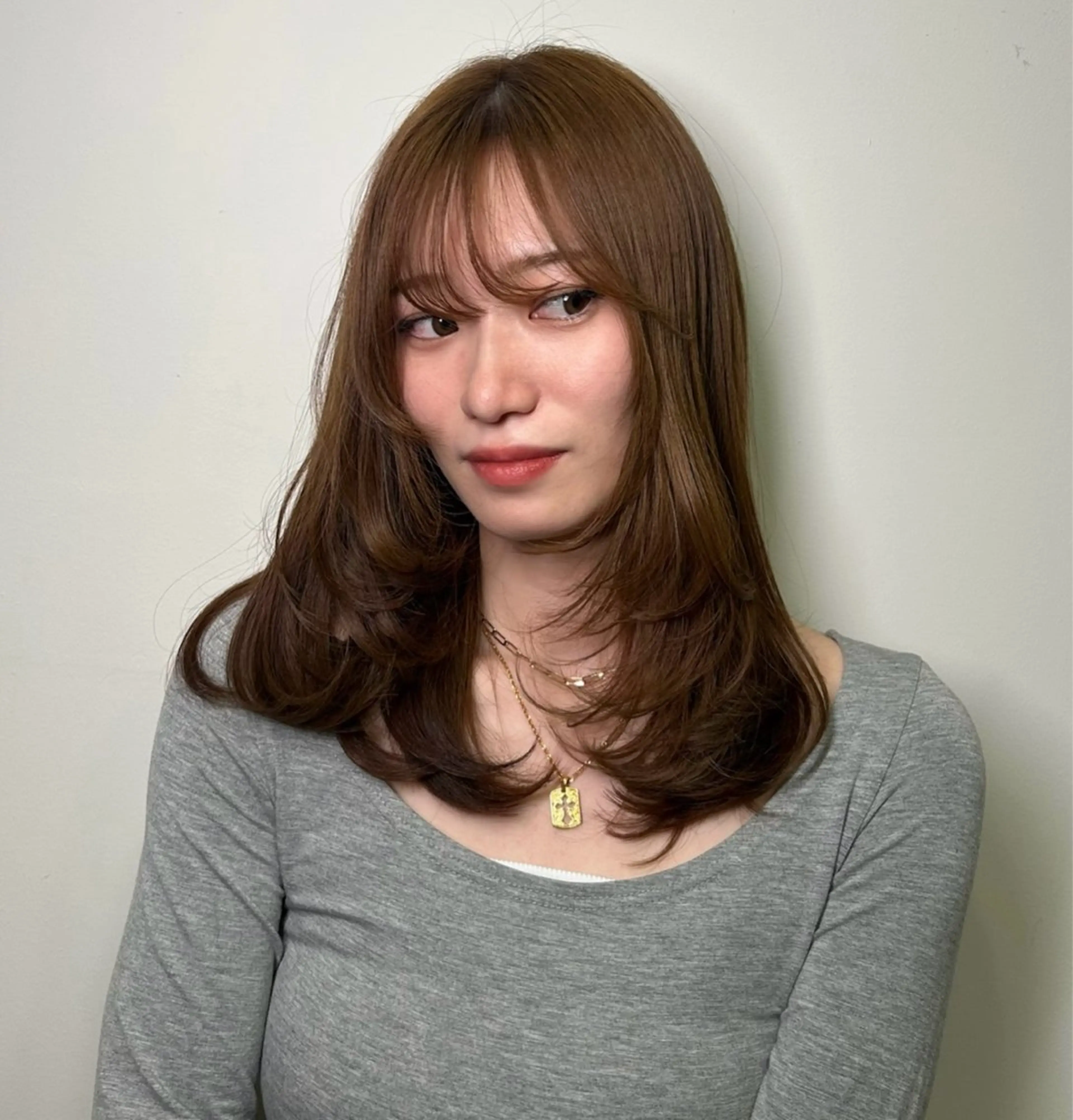 ミディアム アッシュ 顔まわりレイヤー ハッシュカット ハイレイヤー 髪質改善 ヘアカラー レイヤー/ 透明感カラー/チナツのヘアスタイル