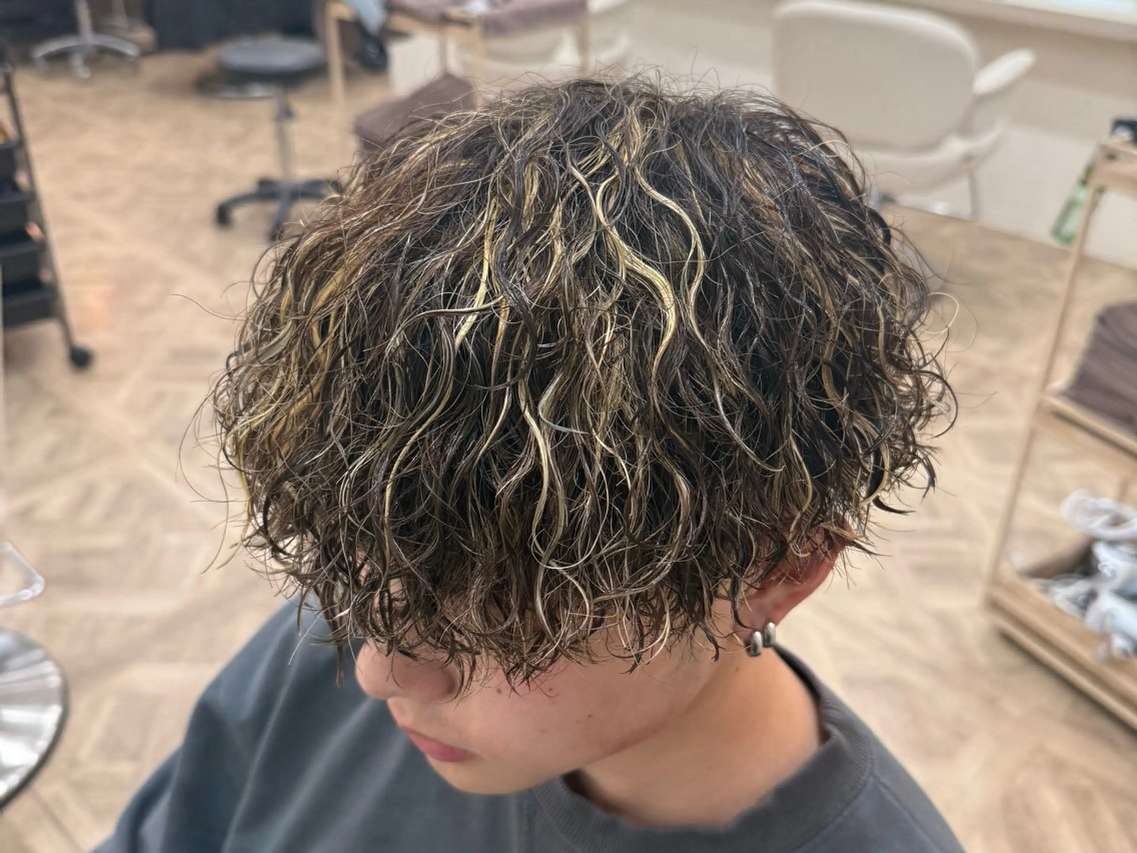 パーマ メンズ メンズハイライト カット ヘアカラー パーマ MEN‘S HAIR BLEACHi塩釜口所属・市原亮/塩釜口/ ツイスパ/波巻きのヘアスタイル