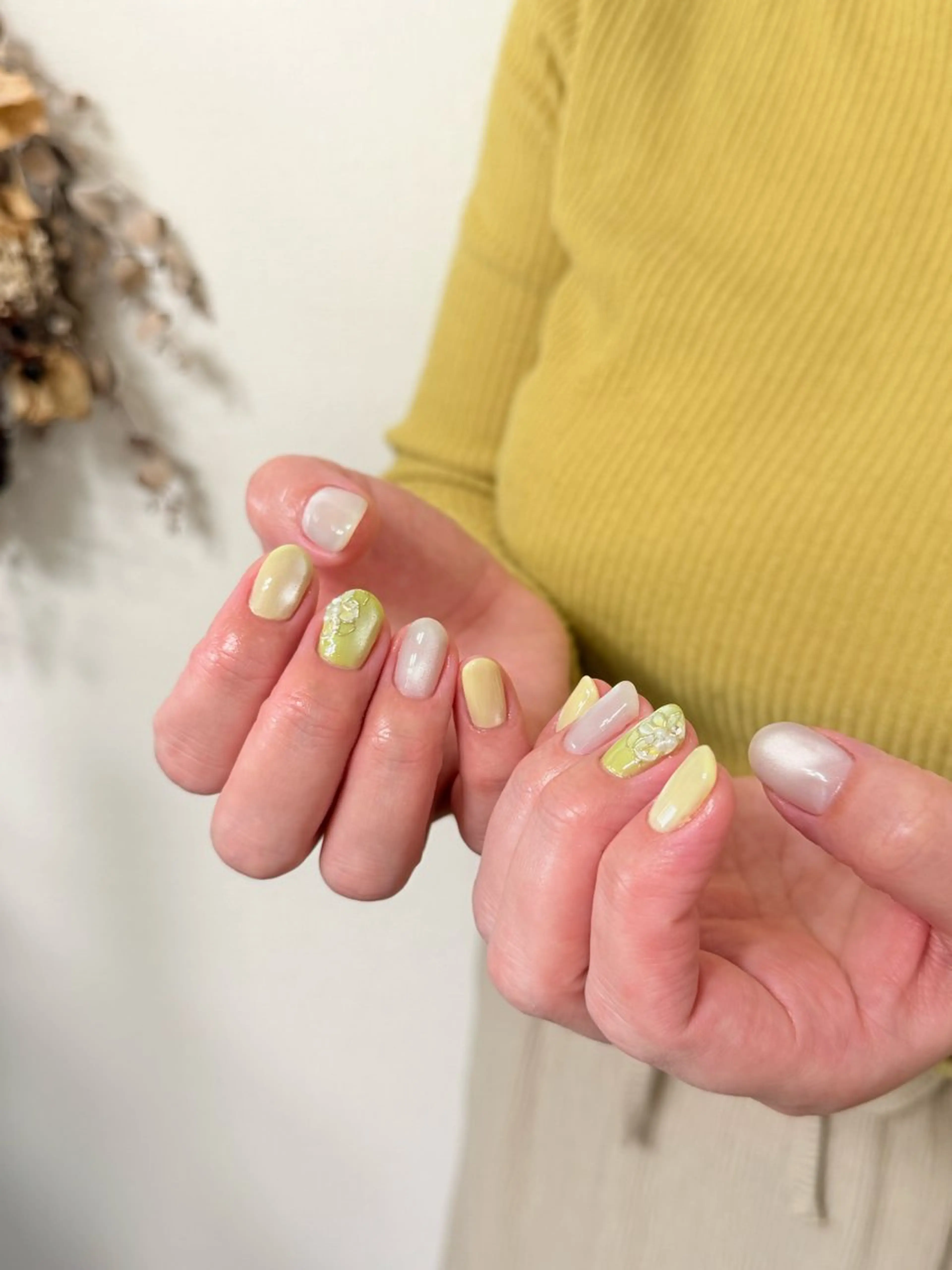 ネイル フラワーネイル マグネットネイル 春ネイル 黄色 ハンドネイル miel nailのネイルデザイン