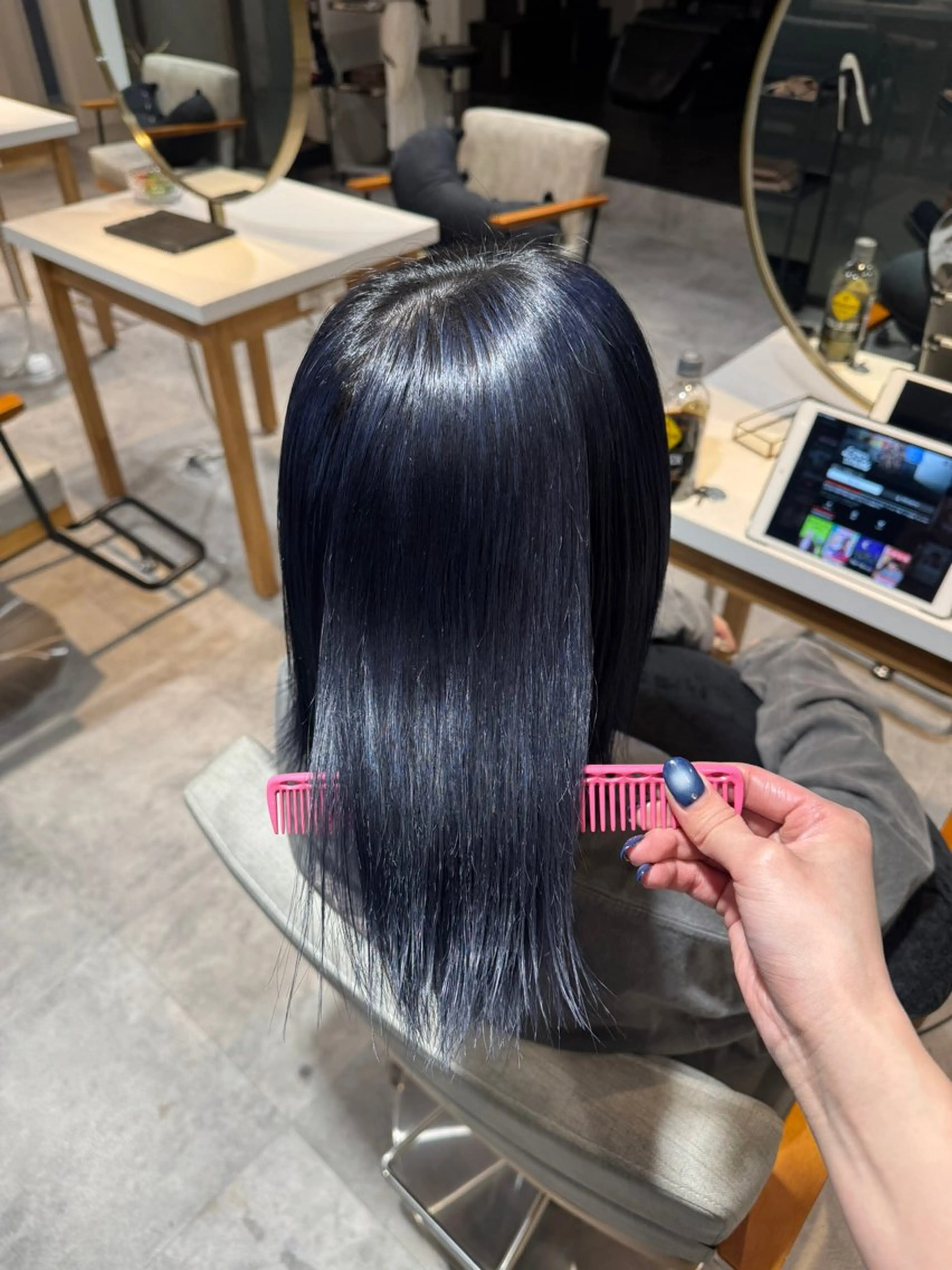 ミディアム カラー ネイビーカラー カット ヘアカラー トリートメント 小泉 真緒のヘアスタイル