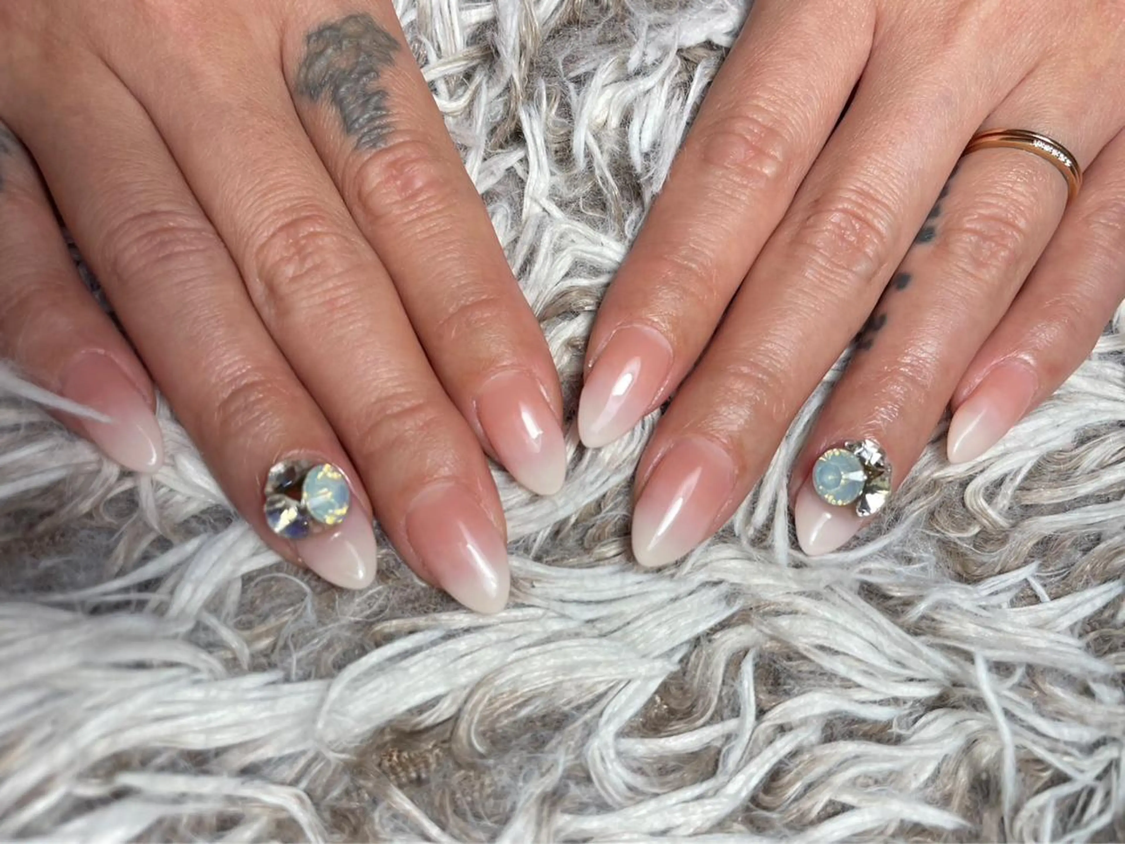 ミディアム ネイル ハンドネイル フットネイル ✴︎ Delightのネイルデザイン