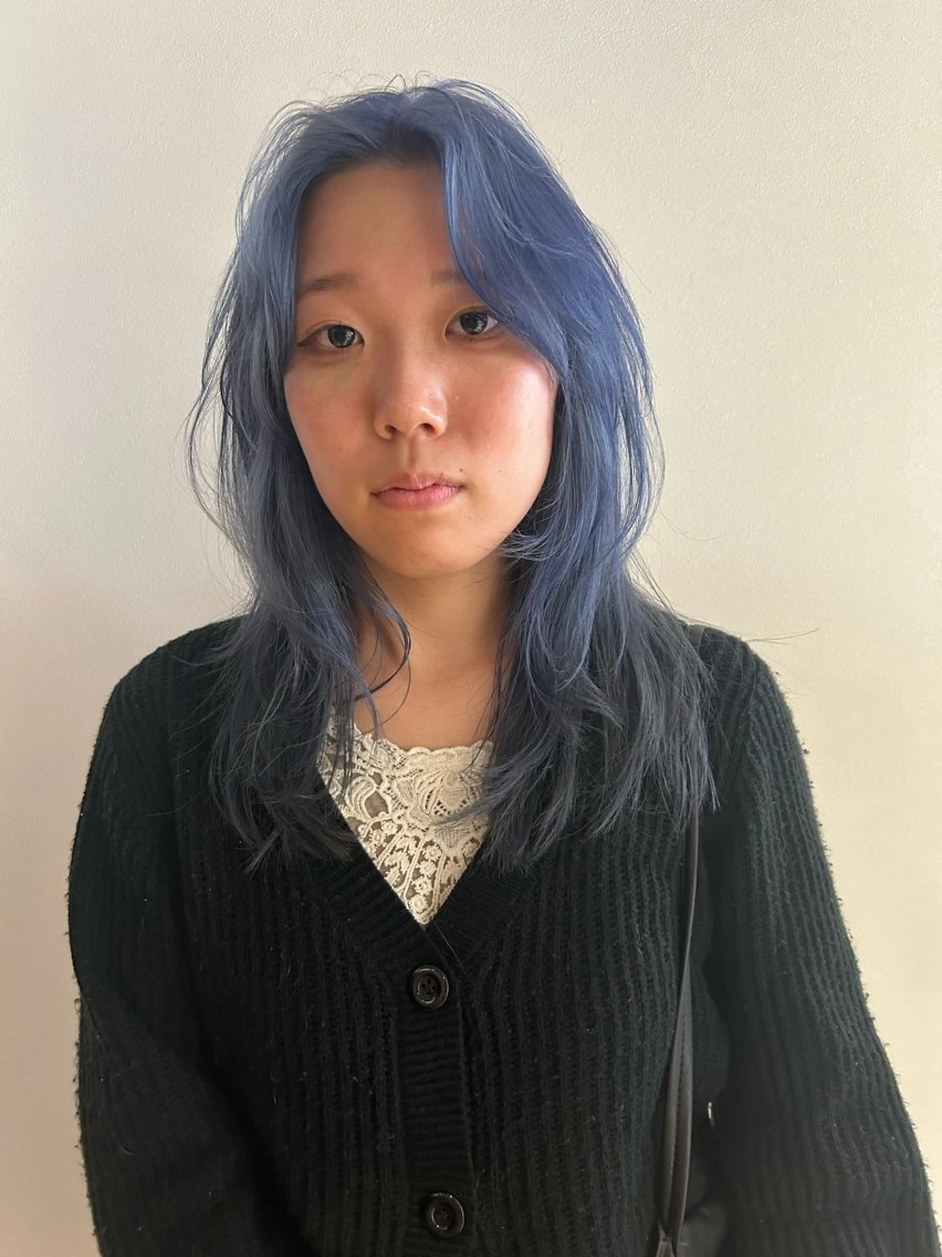 ミディアム カラー ブルーカラー シルバー ヘアカラー パーマ/レイヤー ケンショウのヘアスタイル