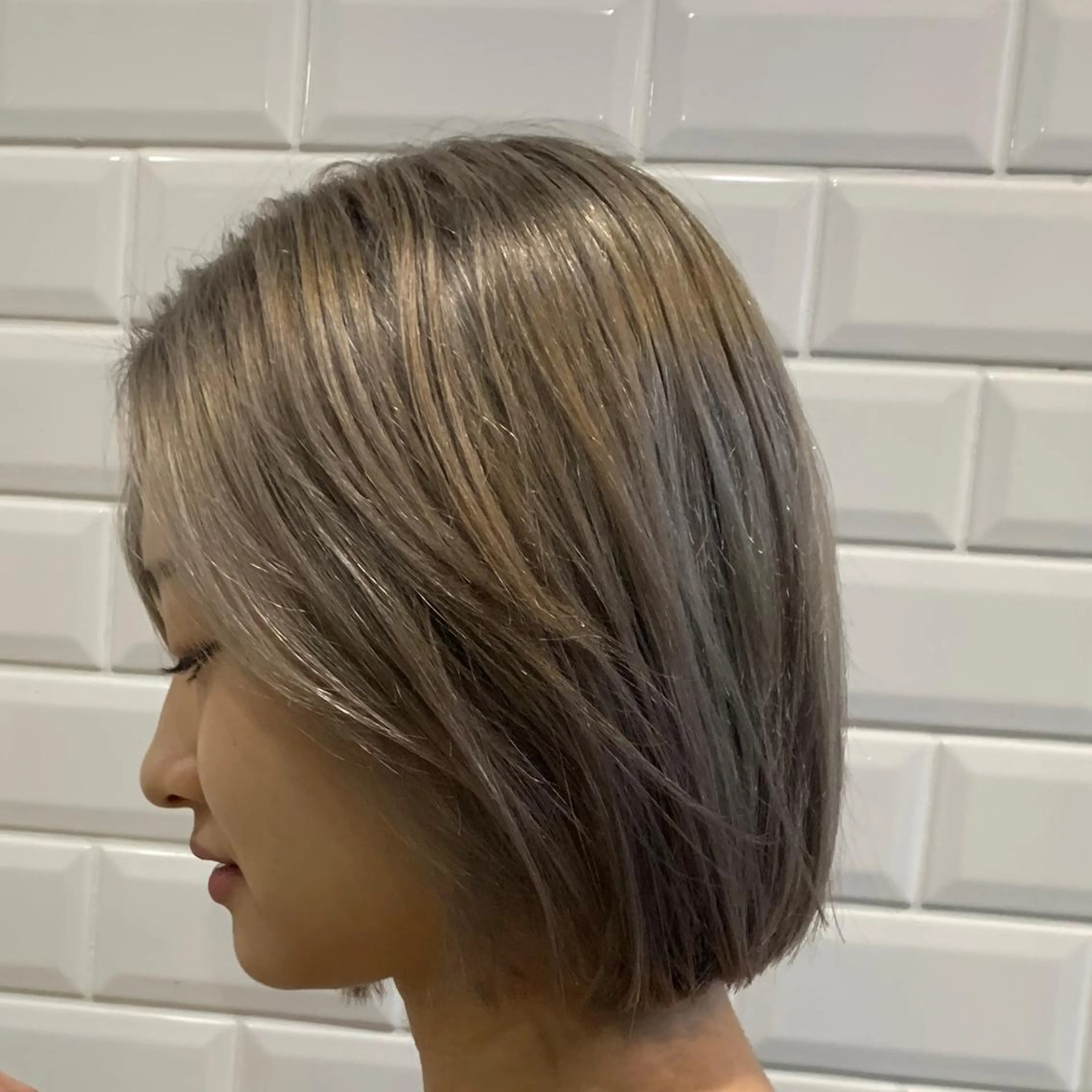 ミディアム カラー ブリーチ ハイトーンカラー ボブ APPiiS 柳田 葵のヘアスタイル