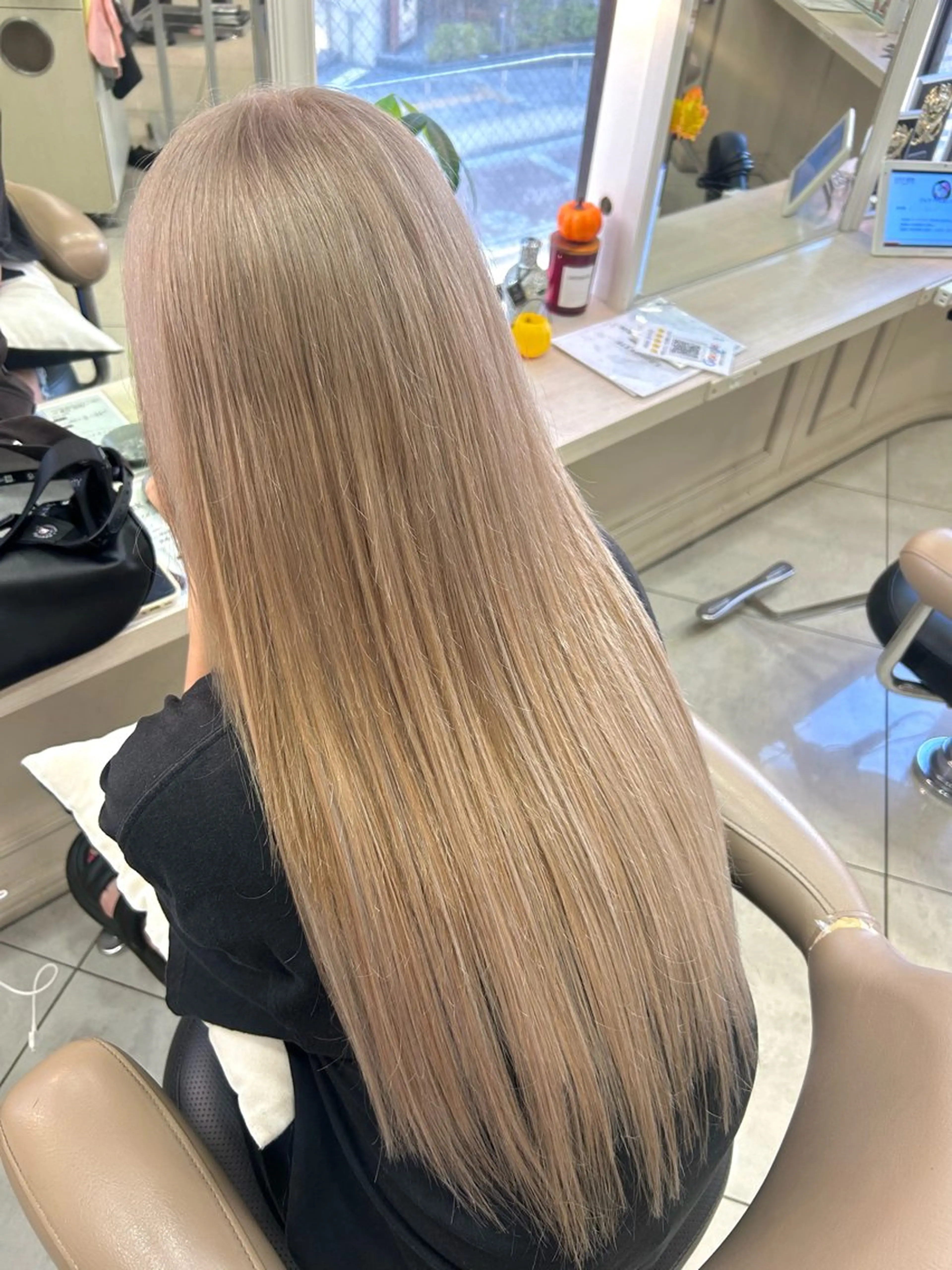 ロング カラー ベージュカラー ブリーチ ミルクティーベージュ ヘアカラー エクステ ハイトーン👱‍♀️ エクステ/彩花のヘアスタイル