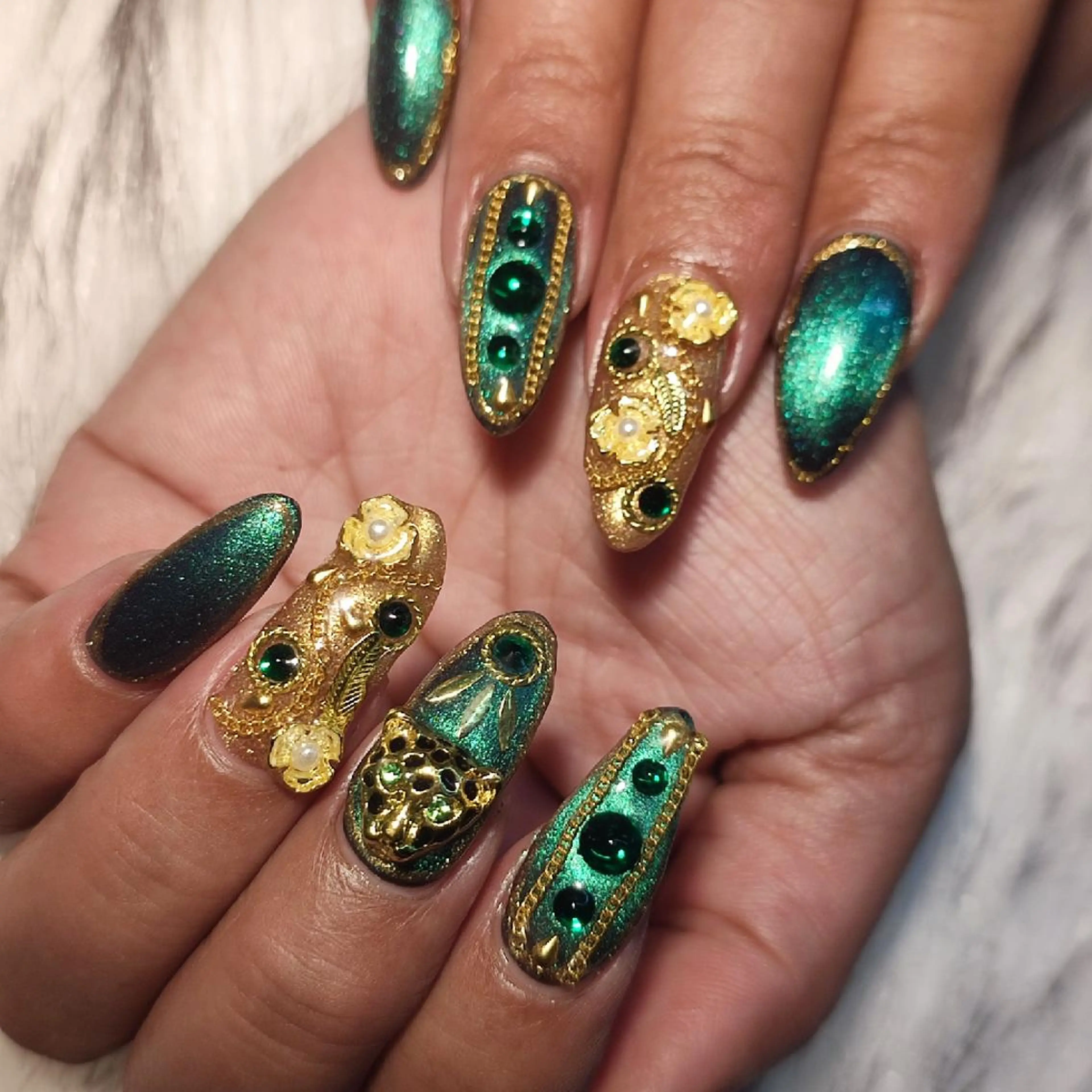 ネイル ハンドネイル RUNWAY 　　の眉毛・アイブロウイメージ