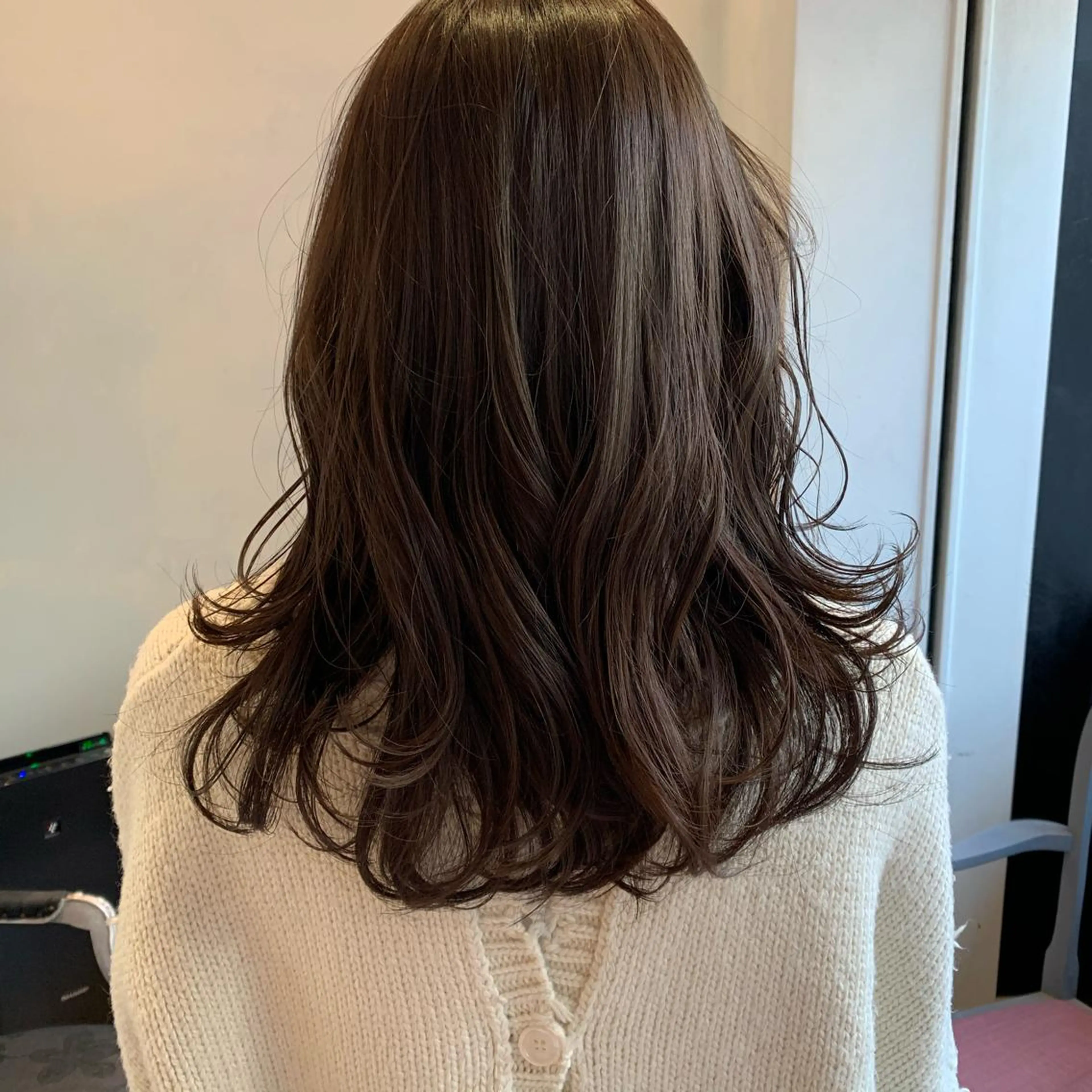 ロング カラー SAKINO． ベージュカラーのヘアスタイル