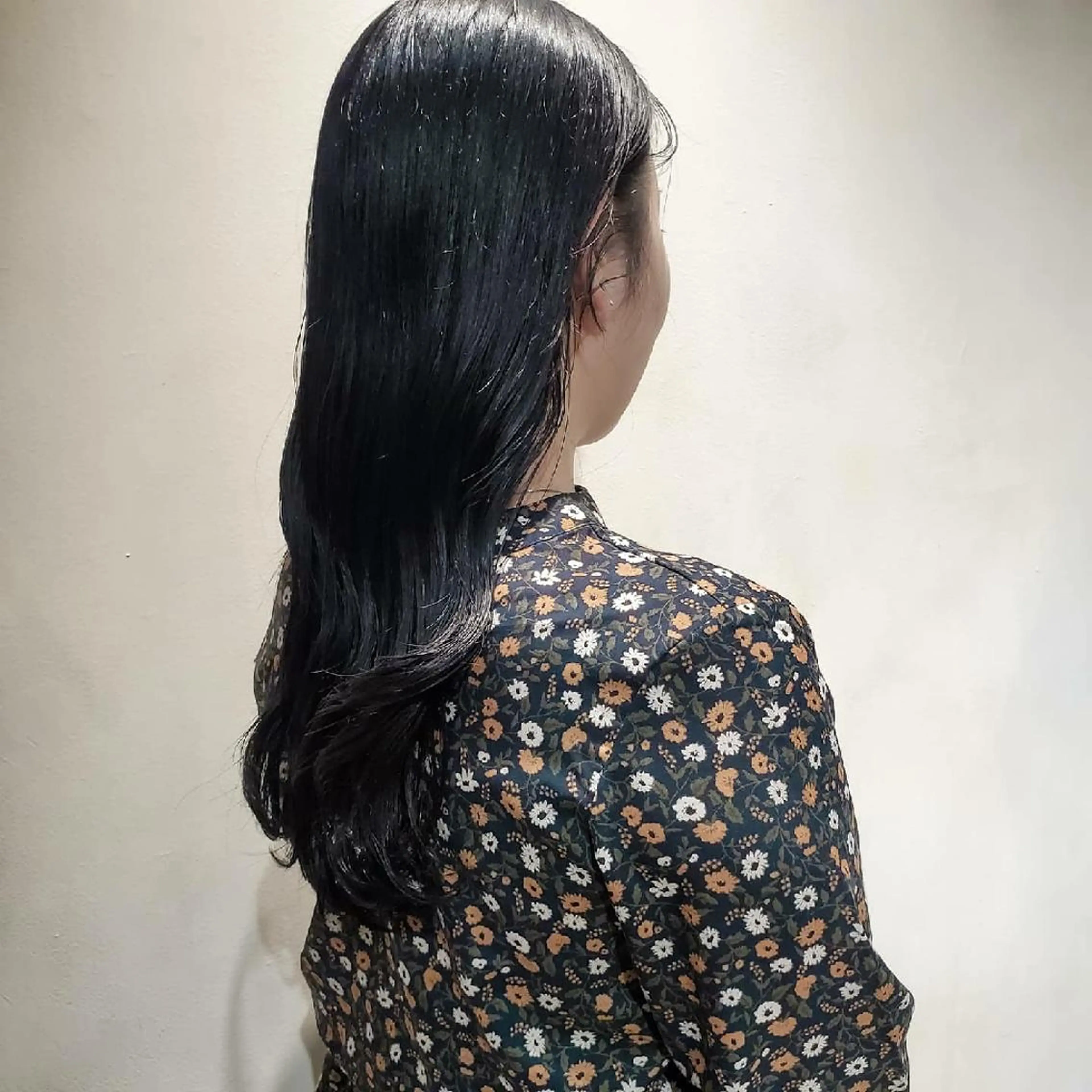 セミロング カラー 黒髪 ブルーカラー ブルーブラック 韓国風ヘア 韓国レイヤー suzuのヘアスタイル