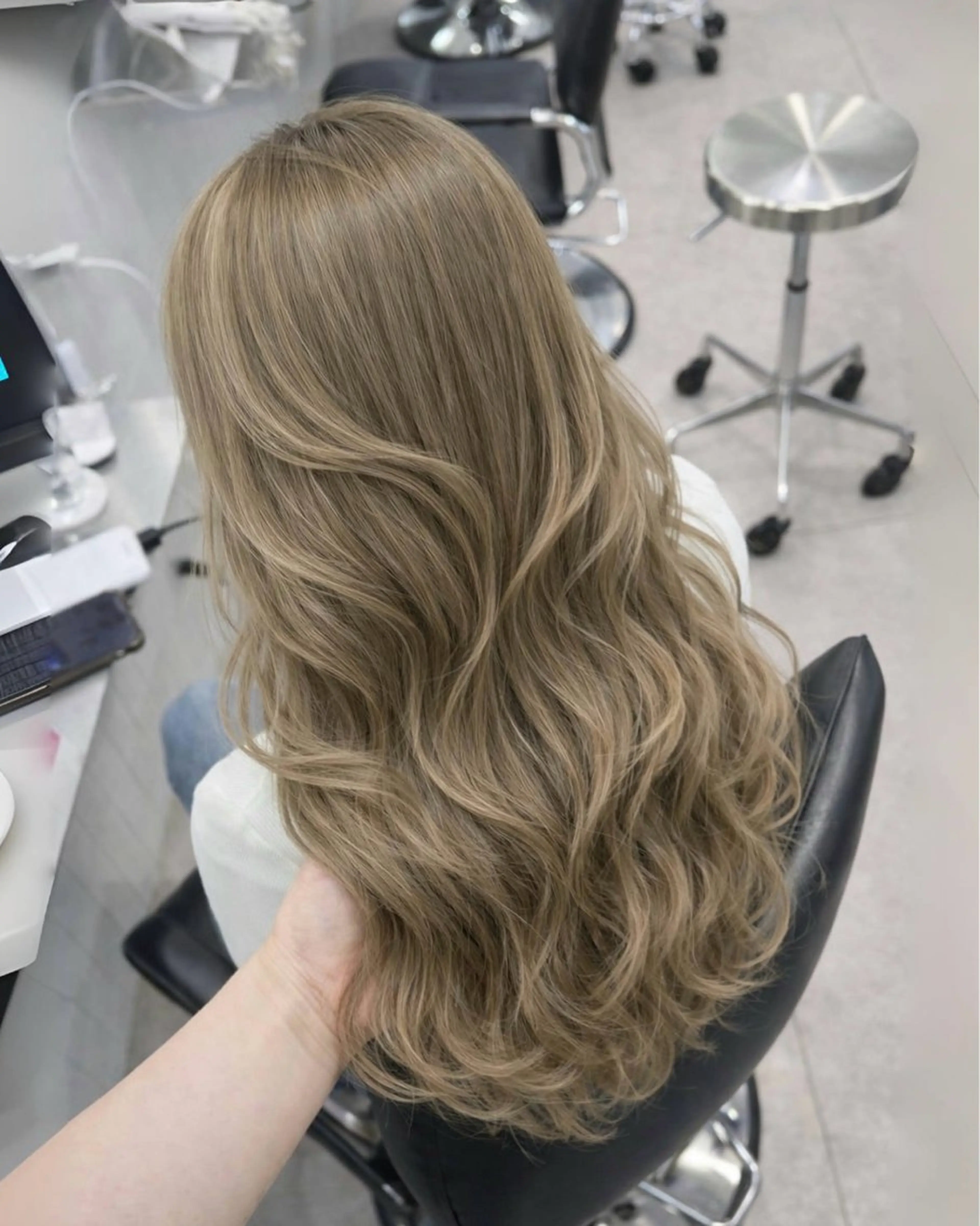 ロング ヘアカラー ミルクティーベージュ オリーブグレージュのヘアスタイル