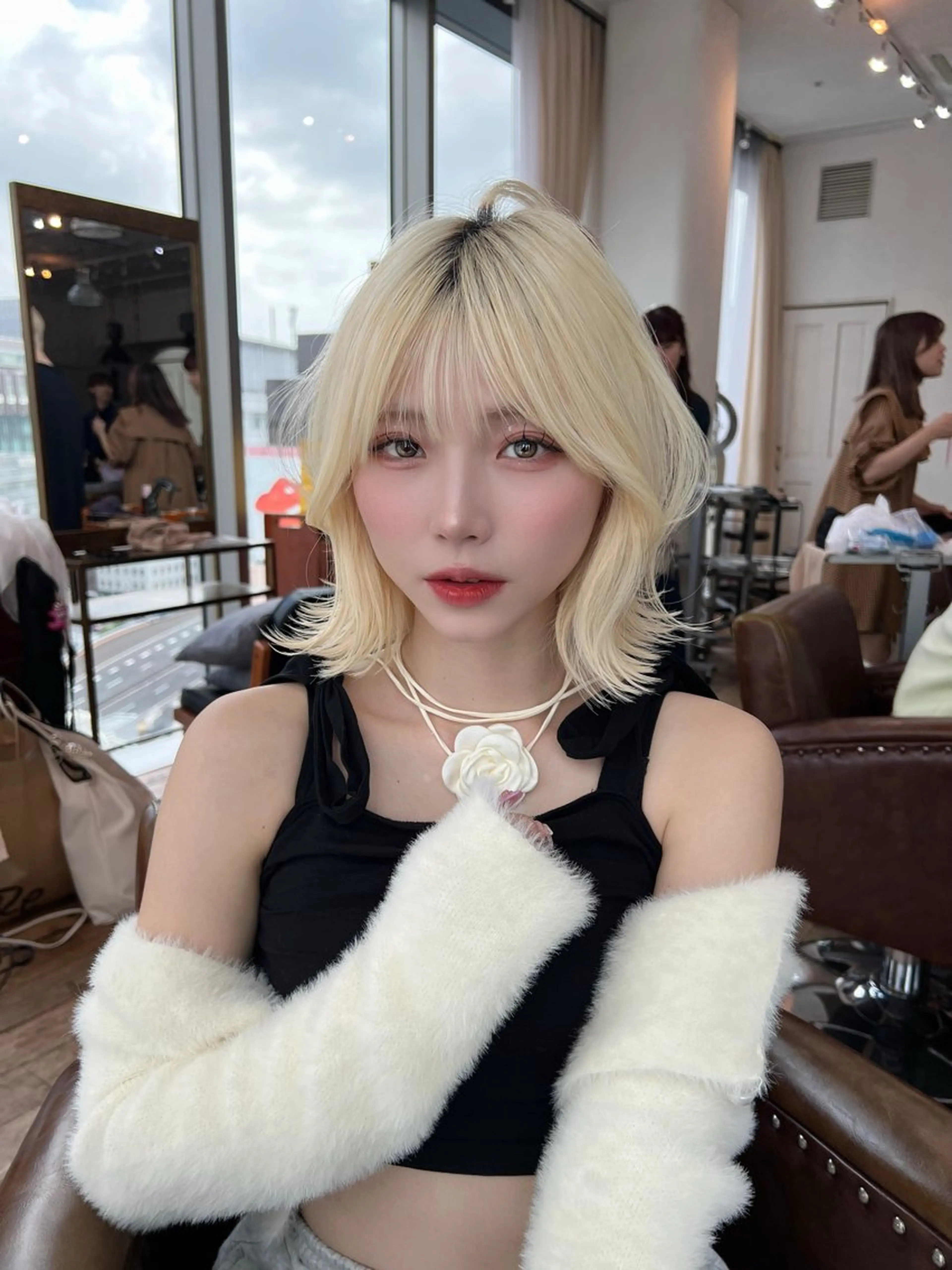 ミディアム カラー カット ヘアカラー トリートメント 抜きっぱなしブロンド /ハイトーン/カナタのヘアスタイル