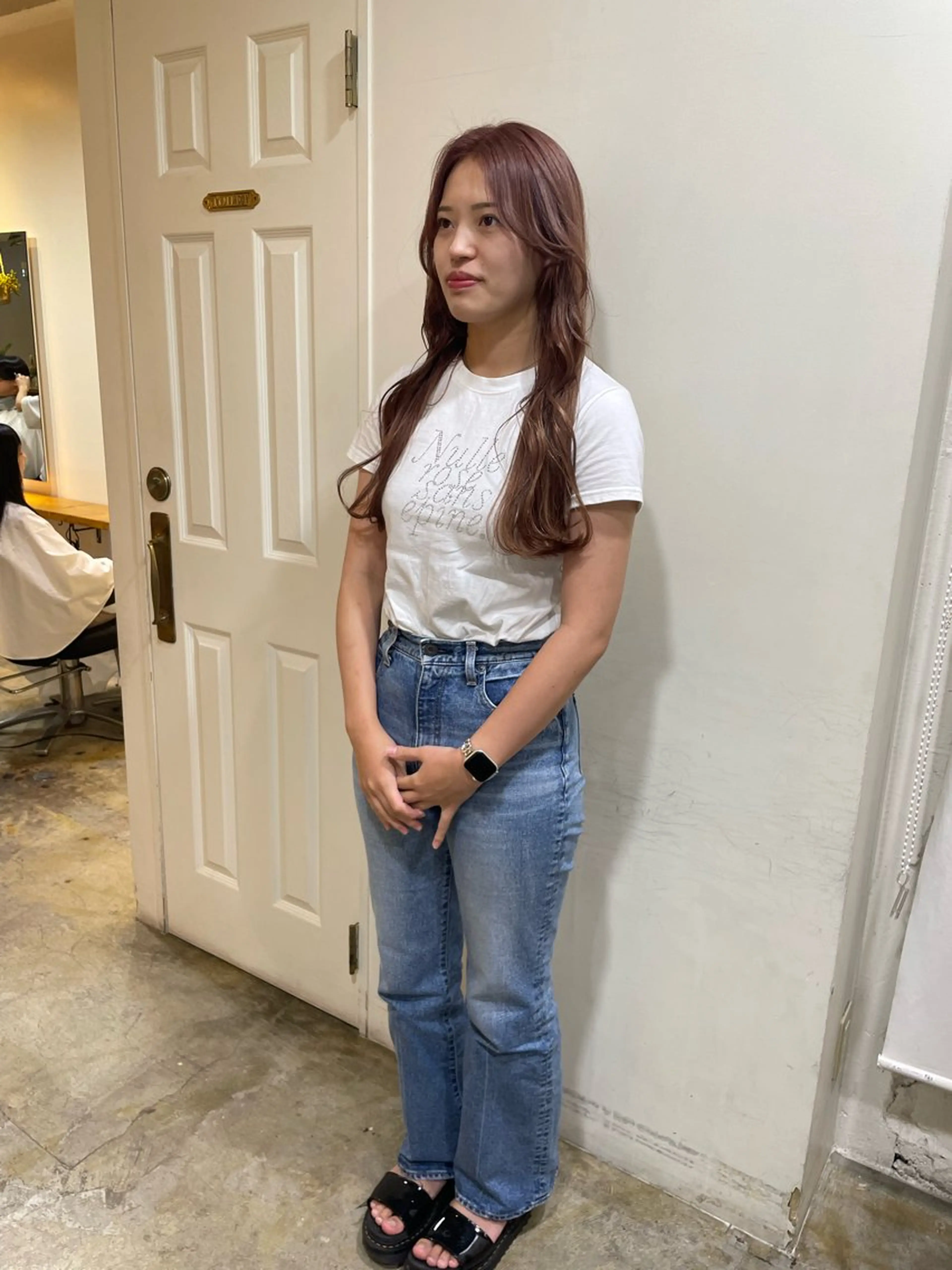 ロング カラー ベージュカラー ブリーチ コーラルベージュ ヘアカラー トリートメント MIOベージュカラー 柔らかいカラーのヘアスタイル