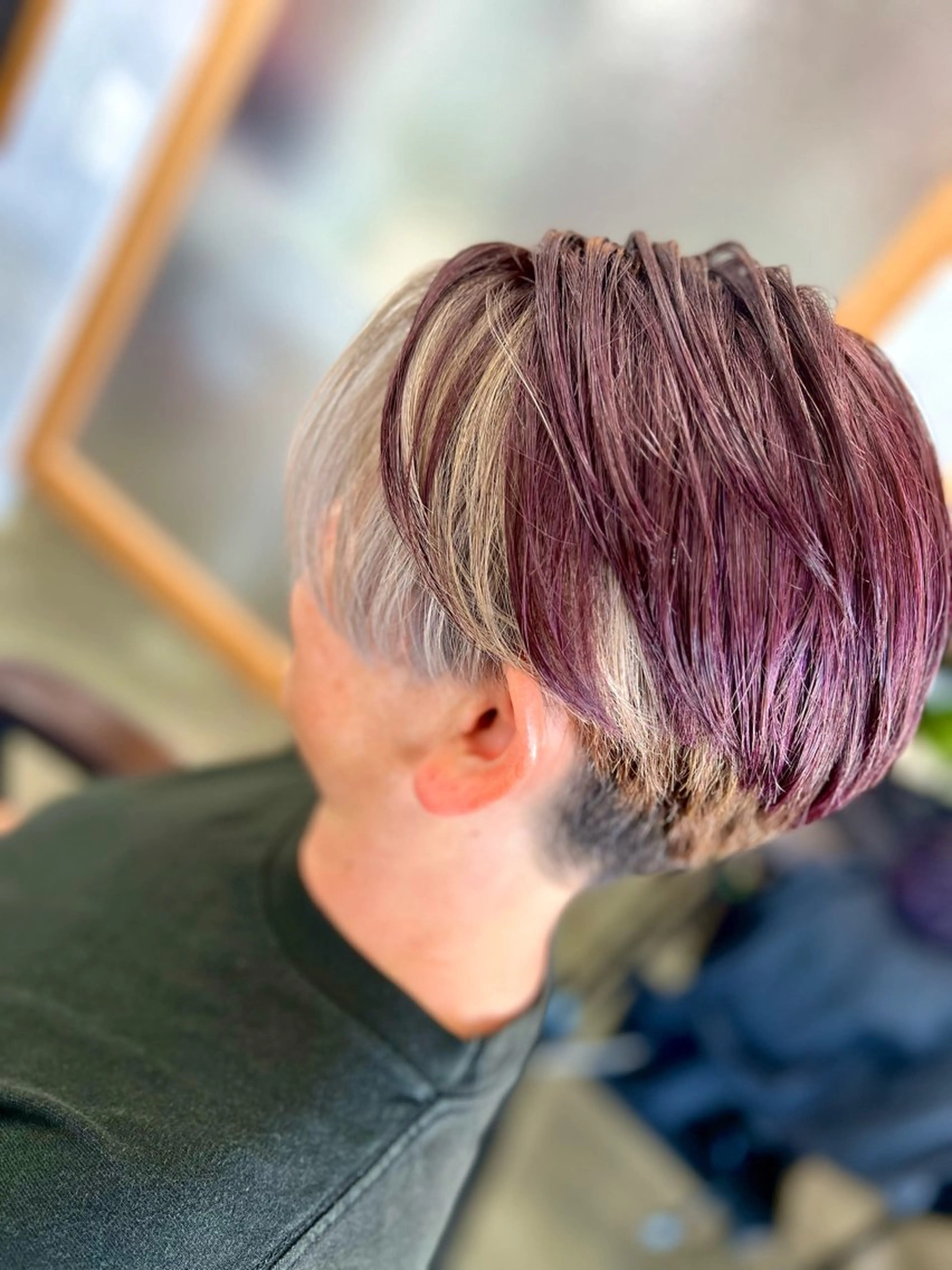 ショート カラー ハンサムショート ベージュカラー ブリーチ インナーカラー ラベンダーカラー ヘアカラー トリートメント Style Tのヘアスタイル