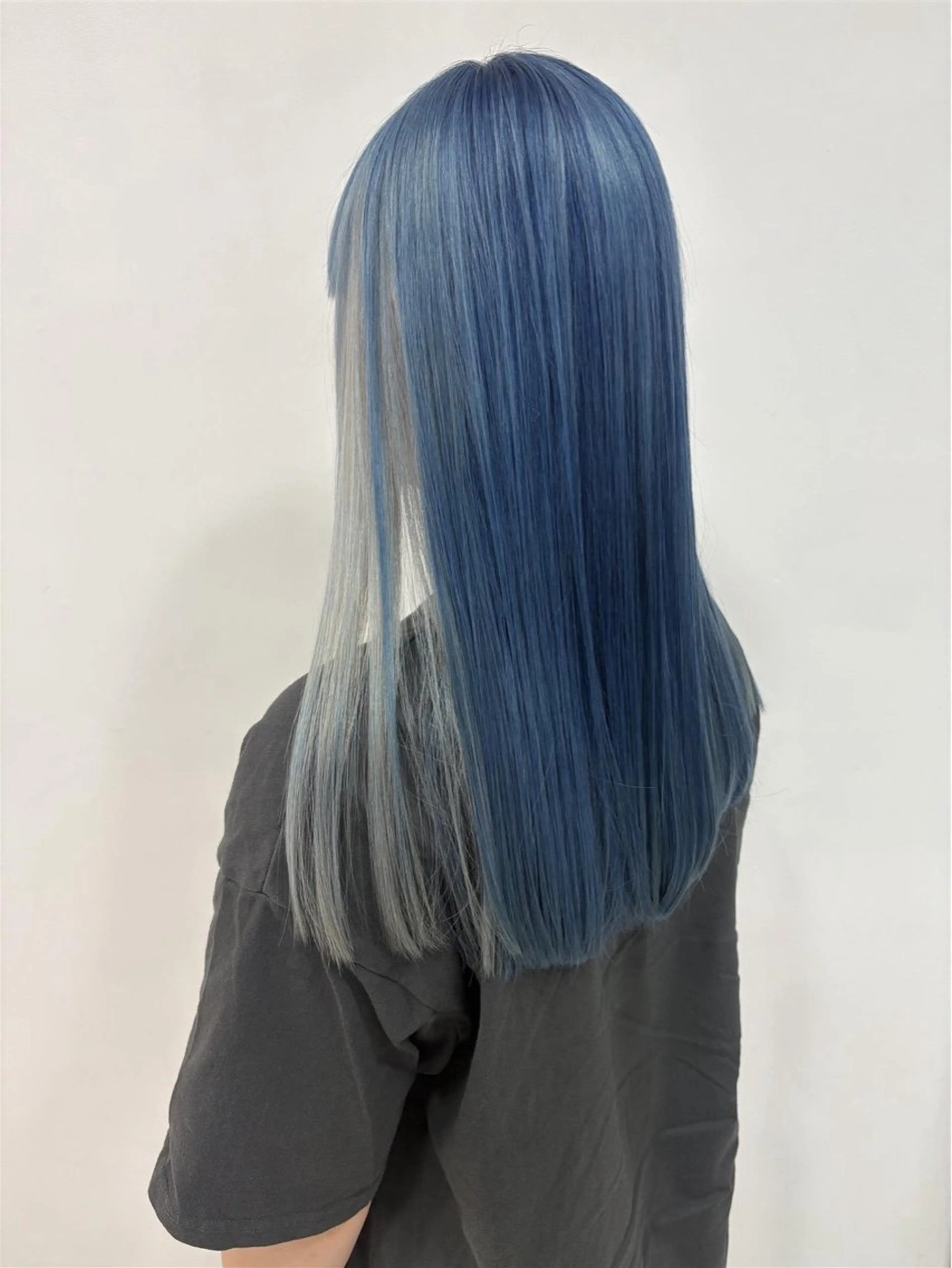 カラー 秋山 俊のヘアスタイル