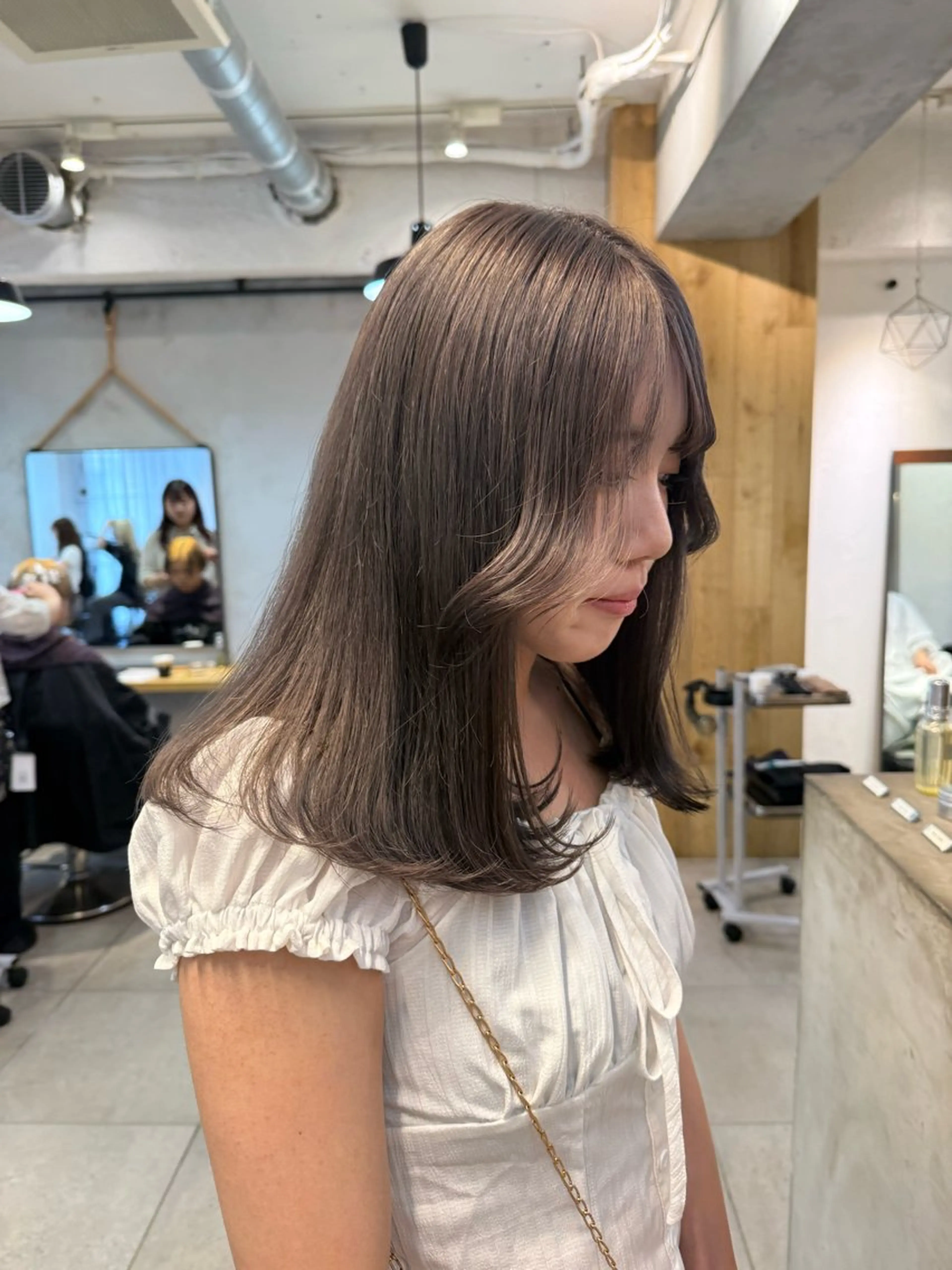 ミディアム カラー ミルクティー× グレージュMOMOのヘアスタイル