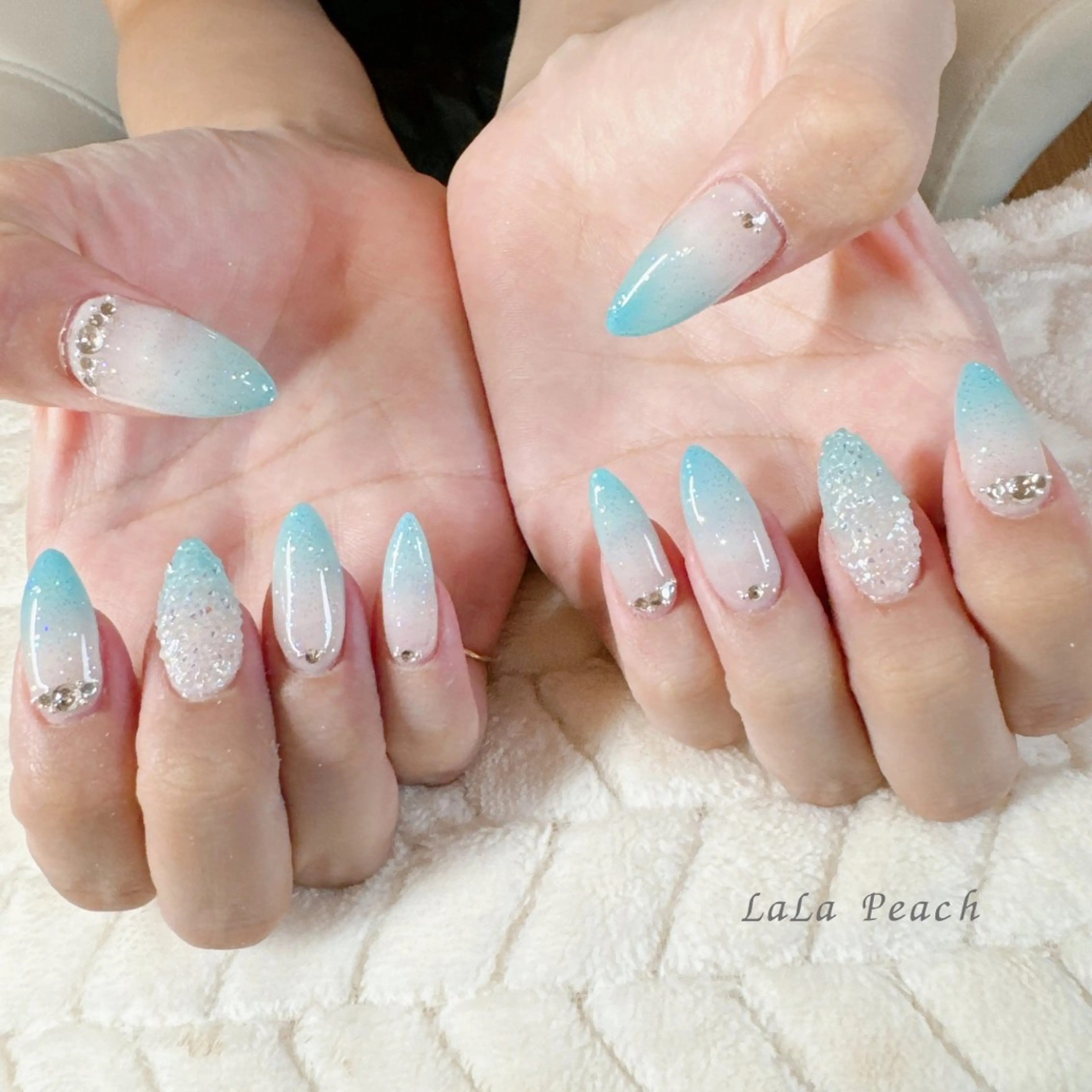 ネイル ジェルネイル グラデーション キラキラネイル 水色 ストーンネイル ハンドネイル LaLa Peach 福岡のマツエク・マツパデザイン