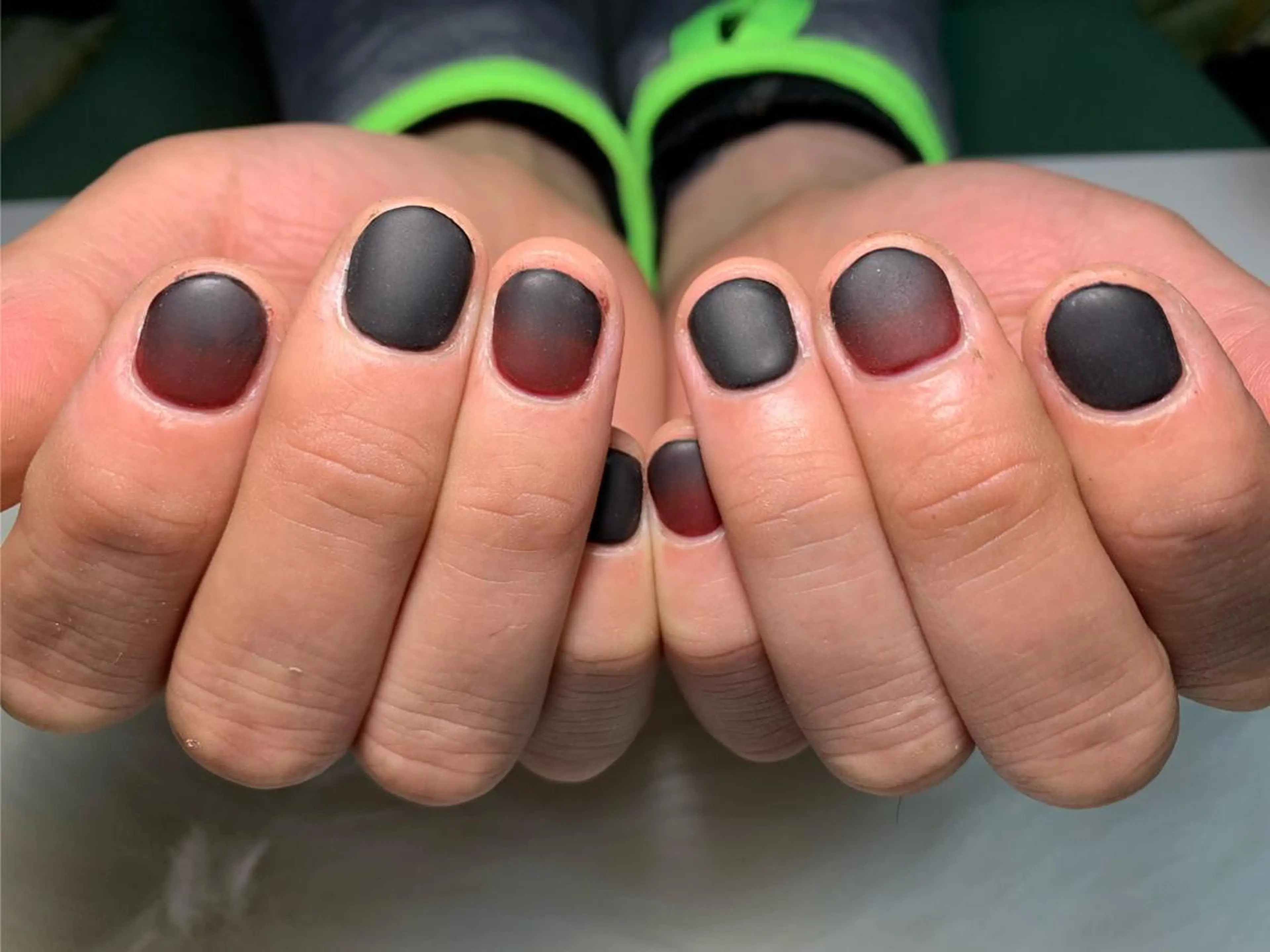 ネイル グラデーション マットネイル メンズネイル 赤色 happiness nailのネイルデザイン