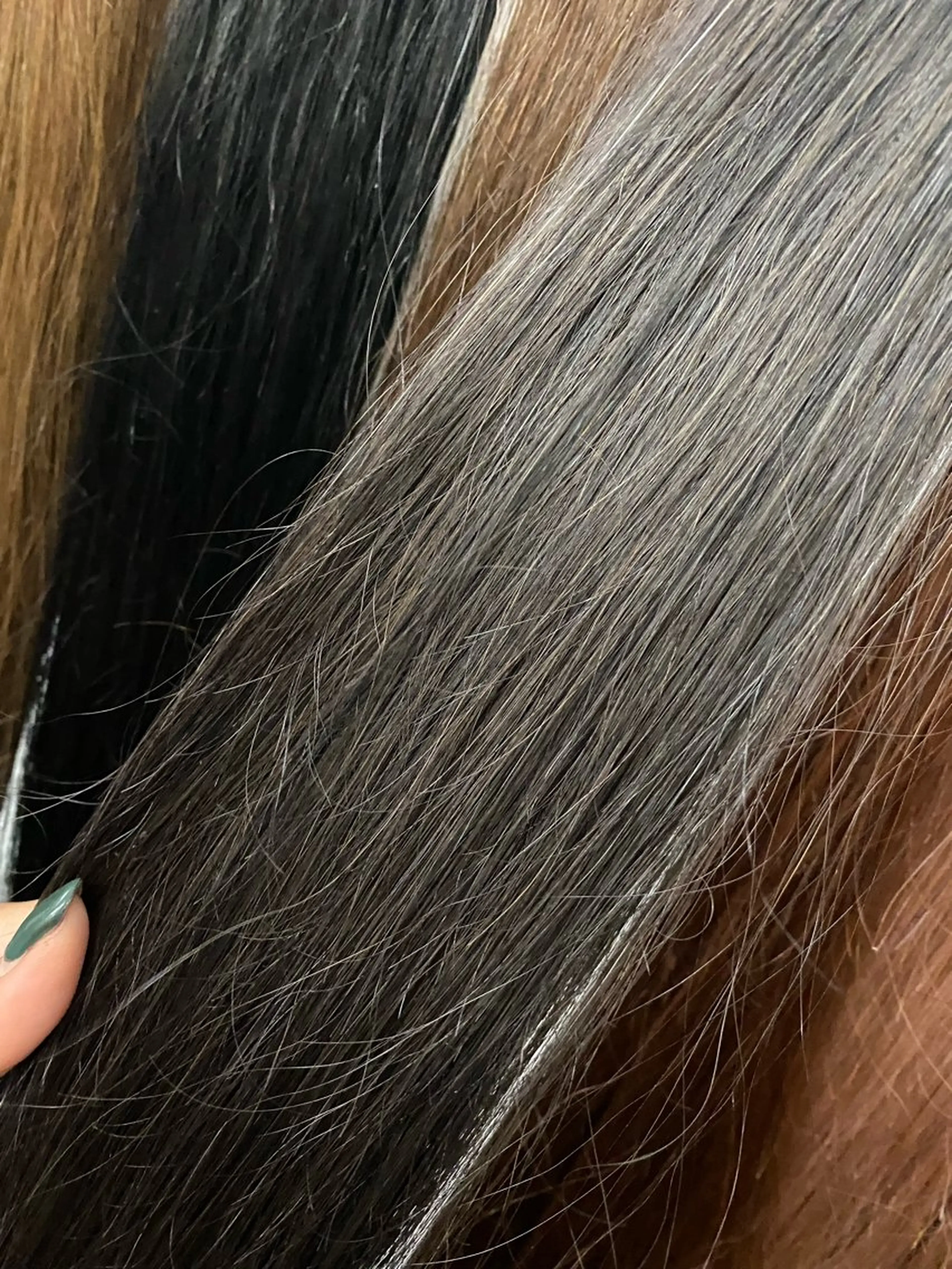 ミディアム ミディアムパーマ エクステ 卒業式のヘアスタイル ハイライト 髪質改善 nail salon KITTYのネイルデザイン