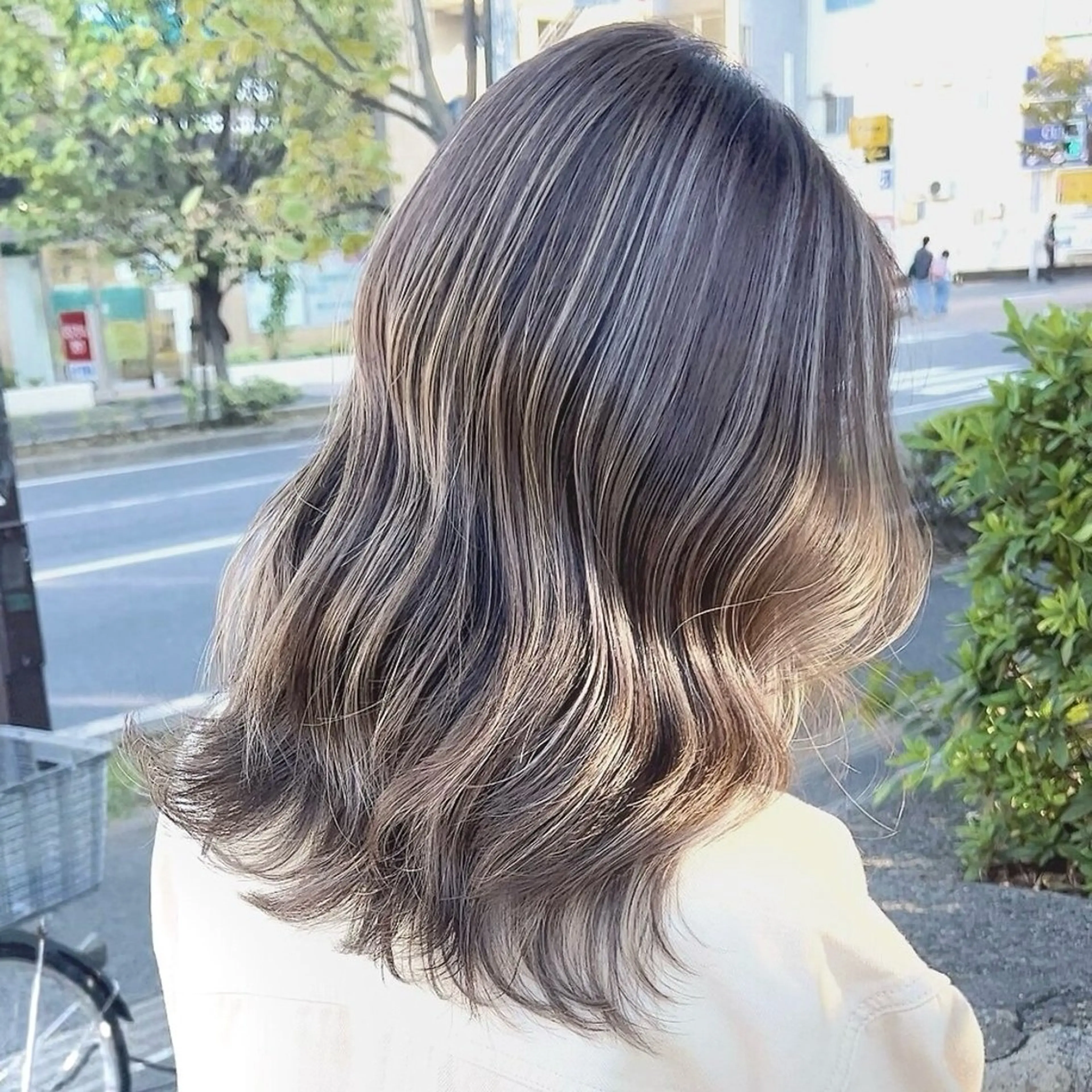 ミディアム カラー ハイライトカラー ハイライト 艶カラー/レイヤー/ ハイトーン/まなみのヘアスタイル