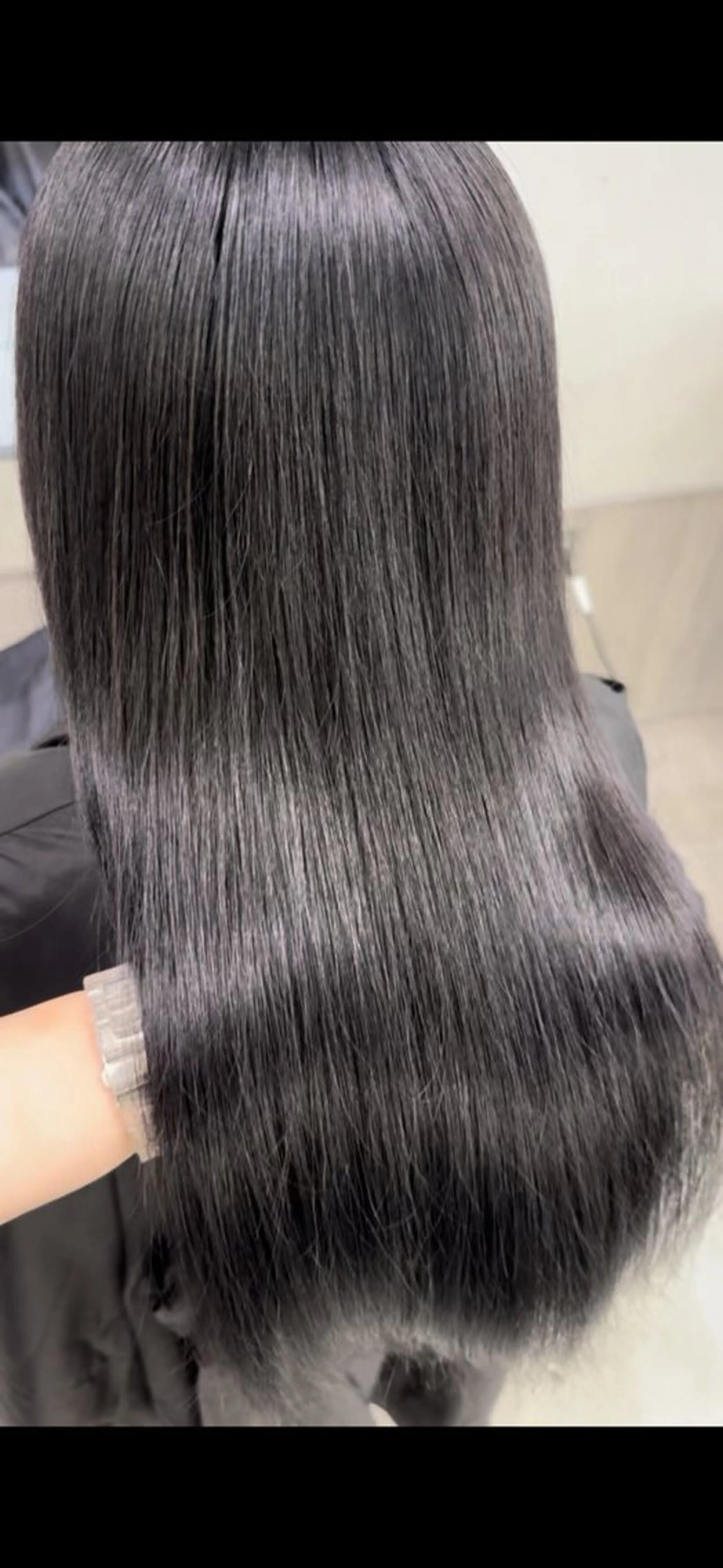 ロング 赤みなしオリーブ ハイトーン×レイヤーのヘアスタイル