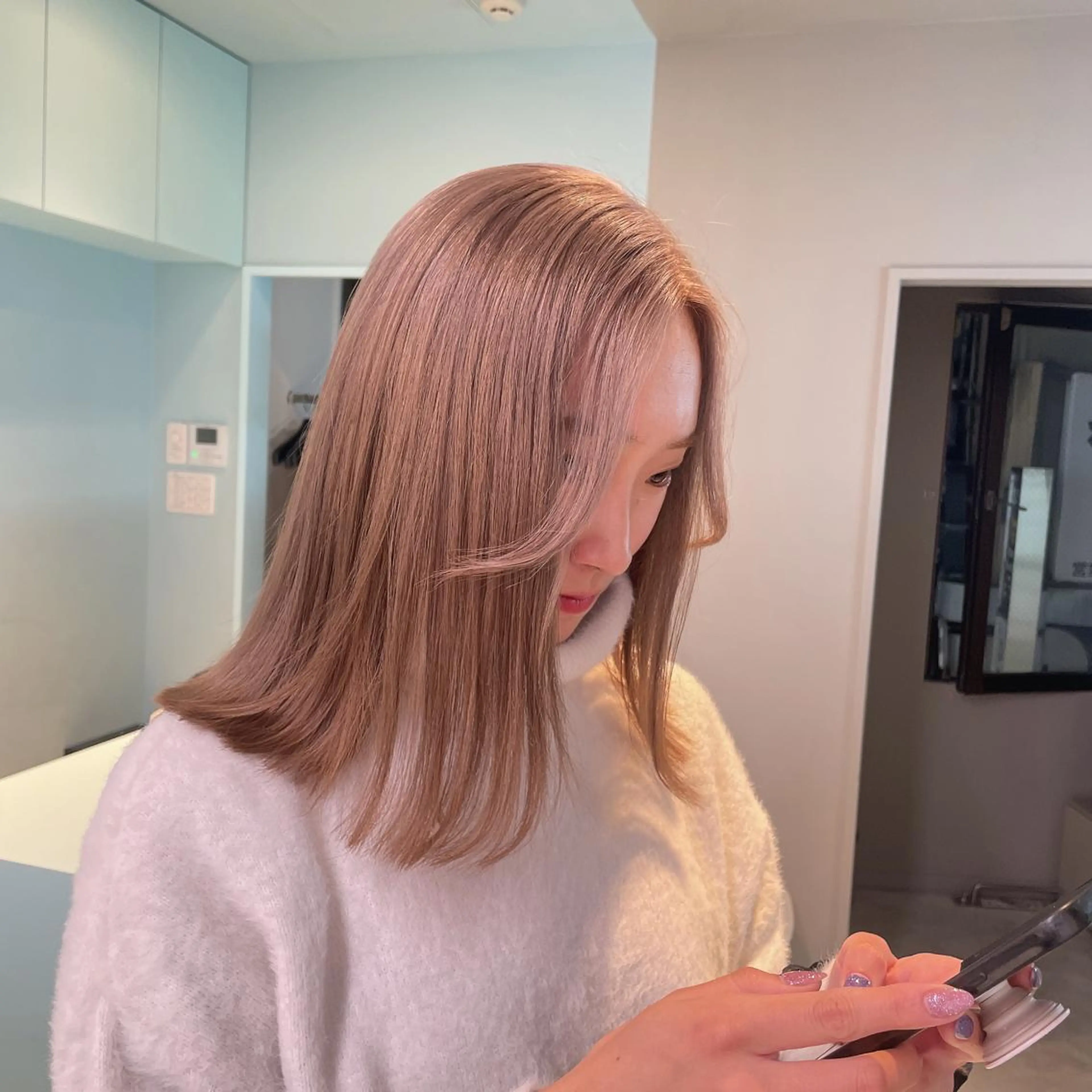 ミディアム カット ヘアカラー トリートメント サロウィン新宿三丁目East所属・顔周りレイヤー/新宿 /モテ艶カラー/航介のヘアスタイル