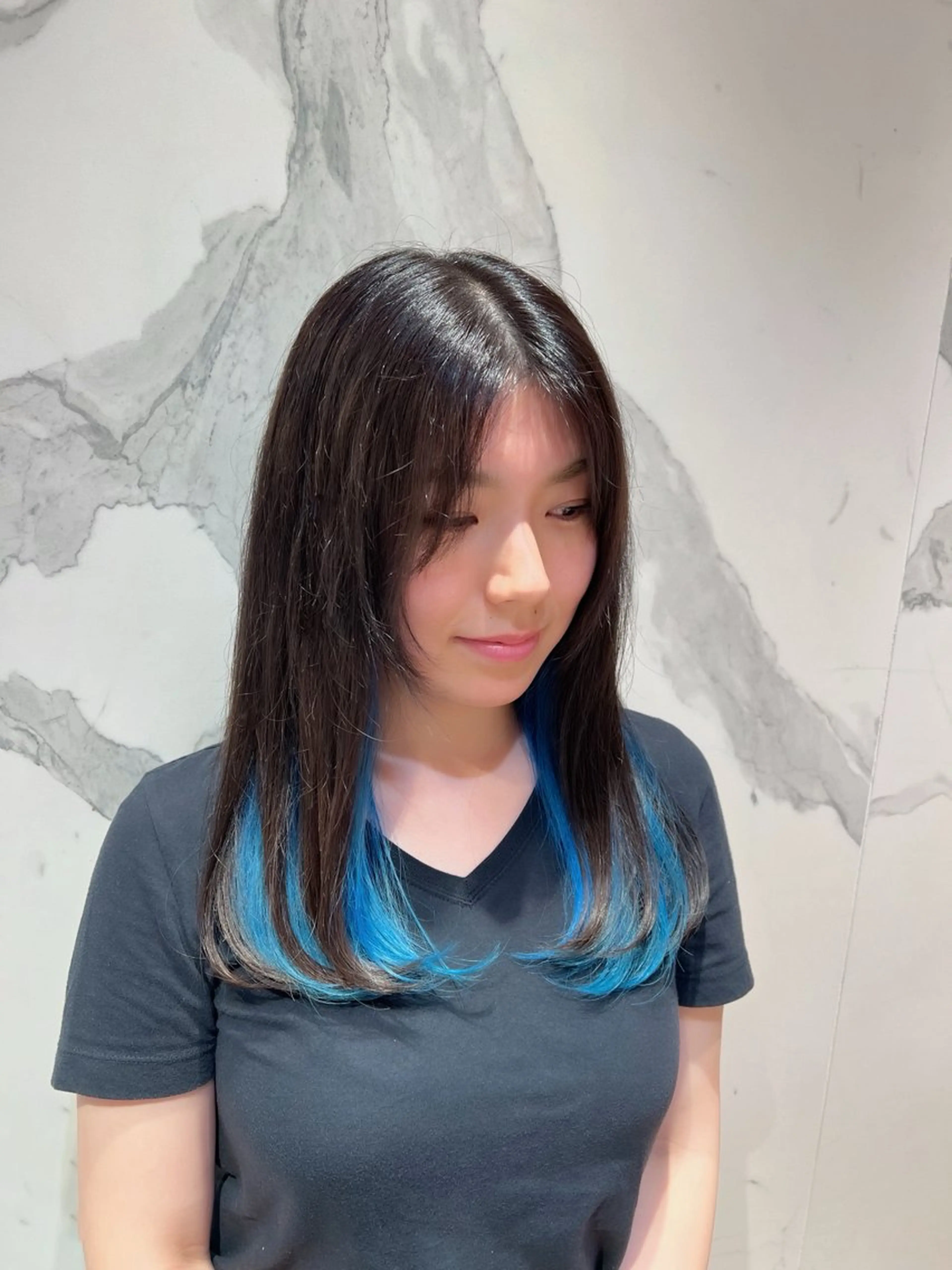 セミロング カラー ブルーカラー イヤリングカラー 海外レイヤー/ 梅田美容室のヘアスタイル