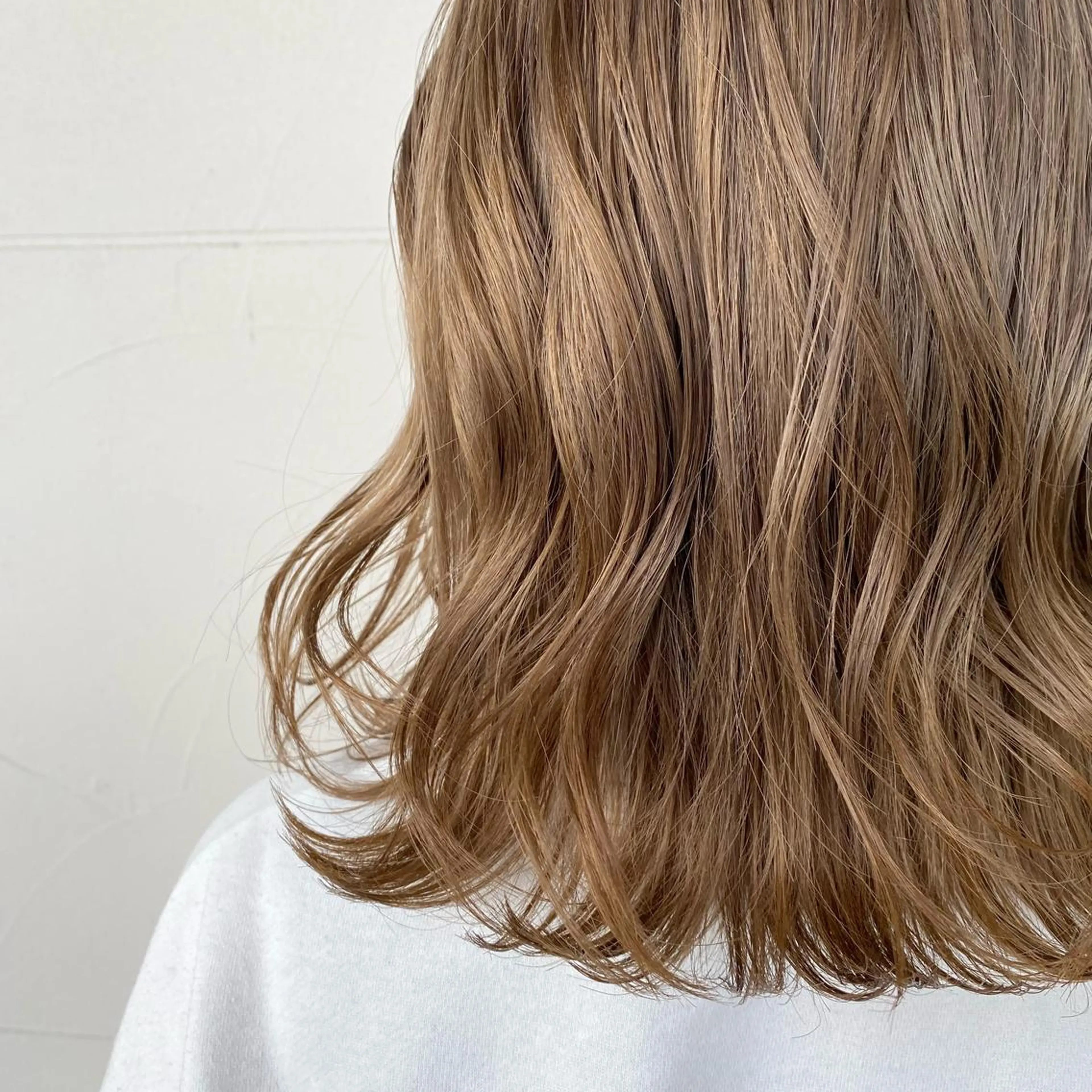 ミディアム カラー ベージュカラー ハイトーンカラー ハイトーンベージュ 佐藤 彩香のヘアスタイル